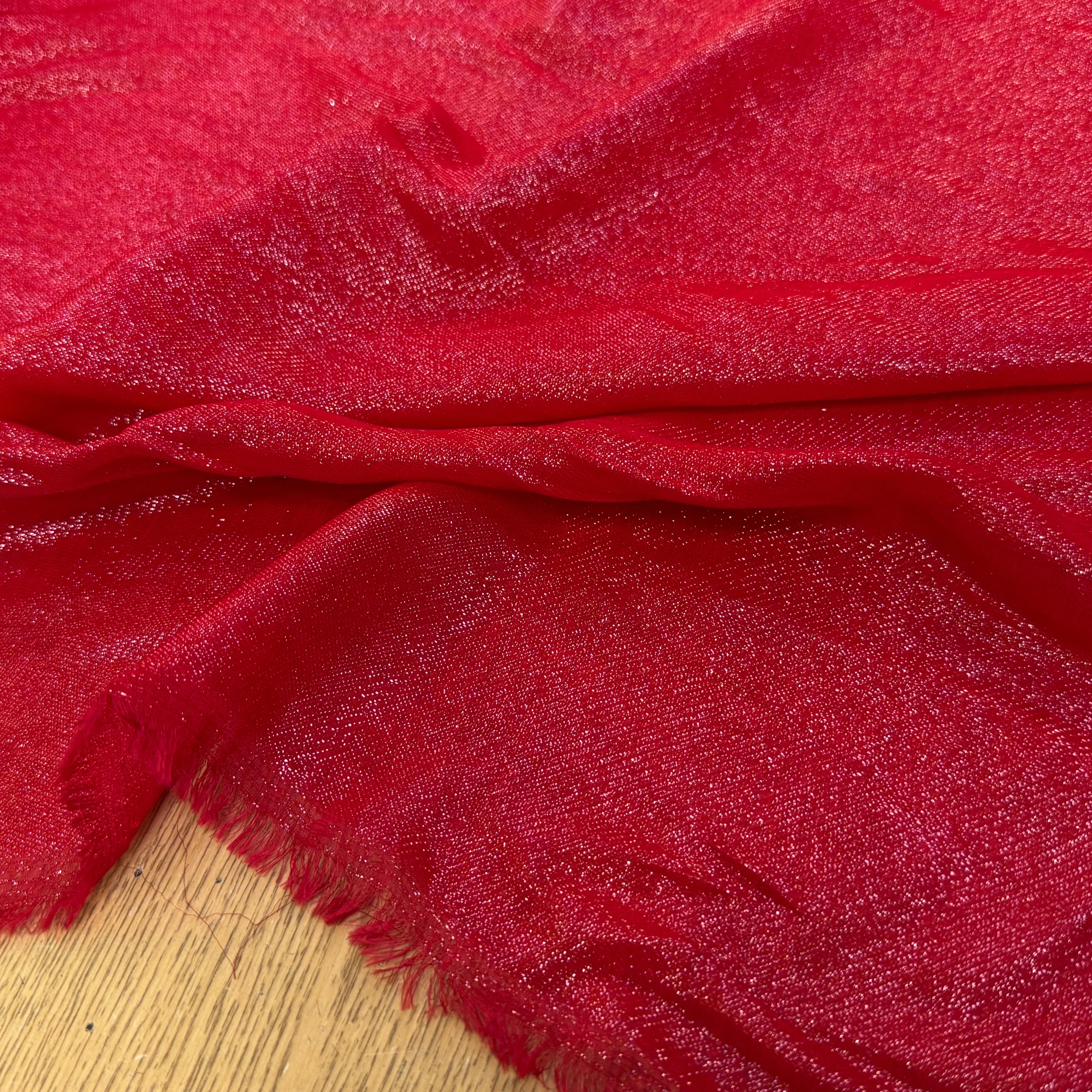 TISSU VISCOSE POLYAMIDE FLUIDE SCINTILLANT ROUGE 82% VISCOSE - My Little Coupon