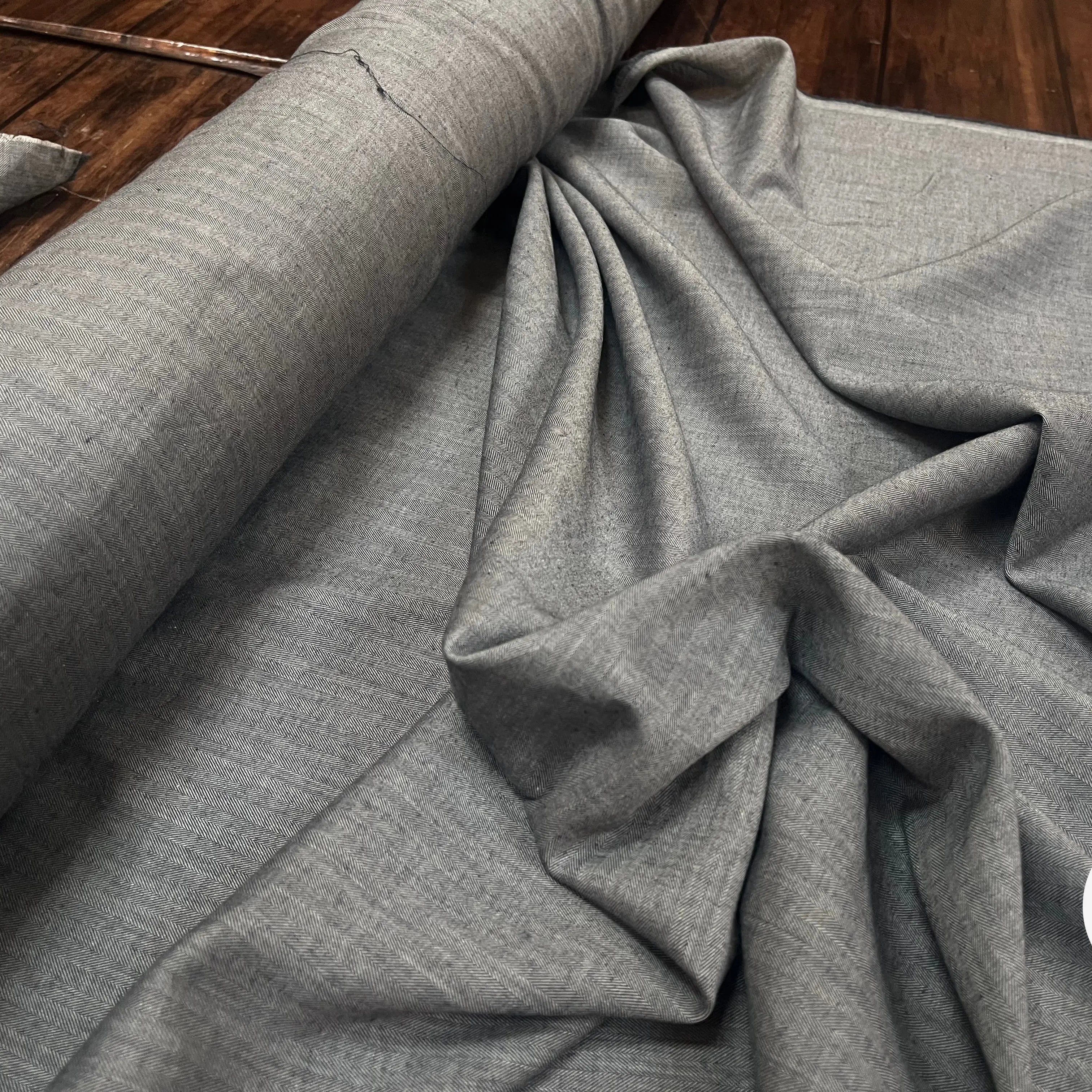 TOILE COTON PETITS MOTIFS CHEVRONS FOND GRIS - My Little Coupon