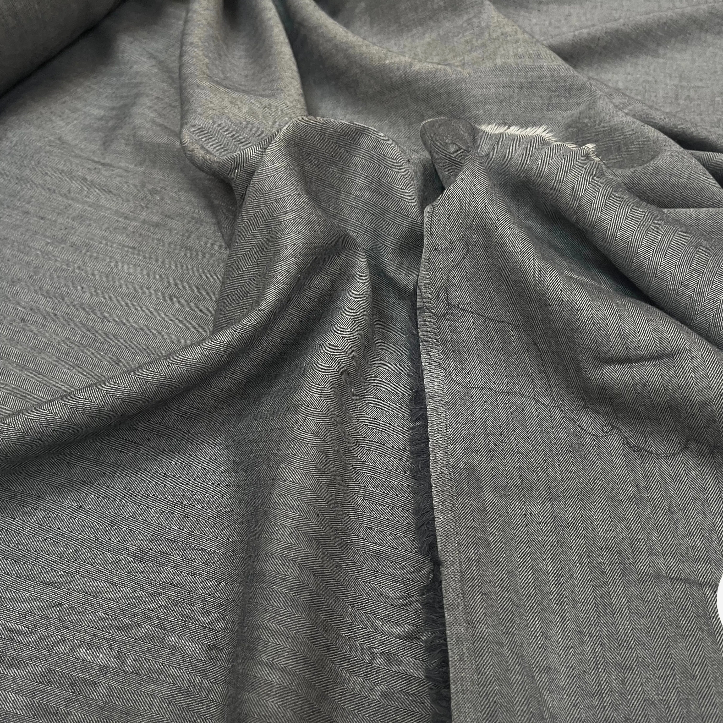 TOILE COTON PETITS MOTIFS CHEVRONS FOND GRIS - My Little Coupon