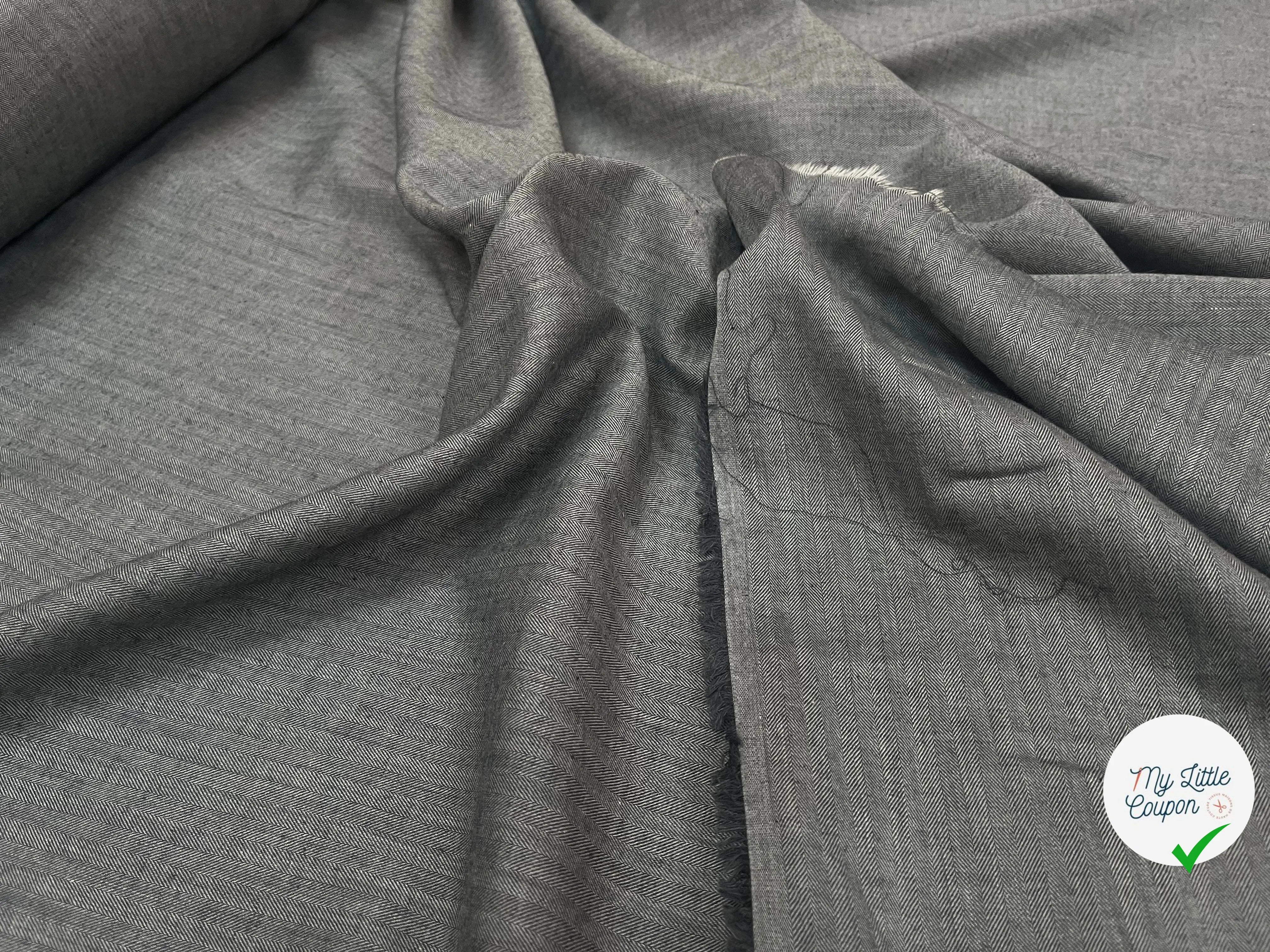 TOILE COTON PETITS MOTIFS CHEVRONS FOND GRIS - My Little Coupon