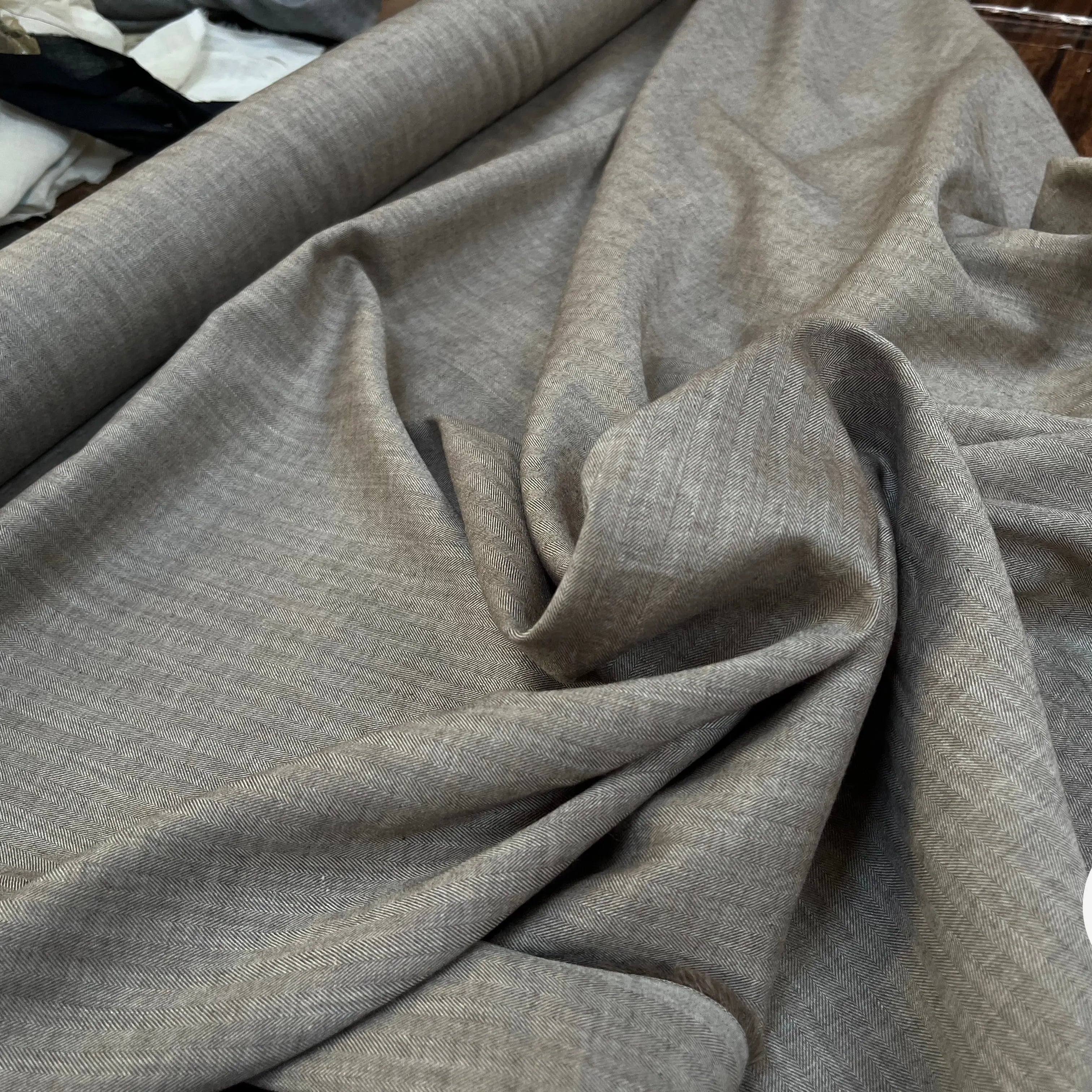 TOILE COTON PETITS MOTIFS CHEVRONS FOND MARRON - My Little Coupon