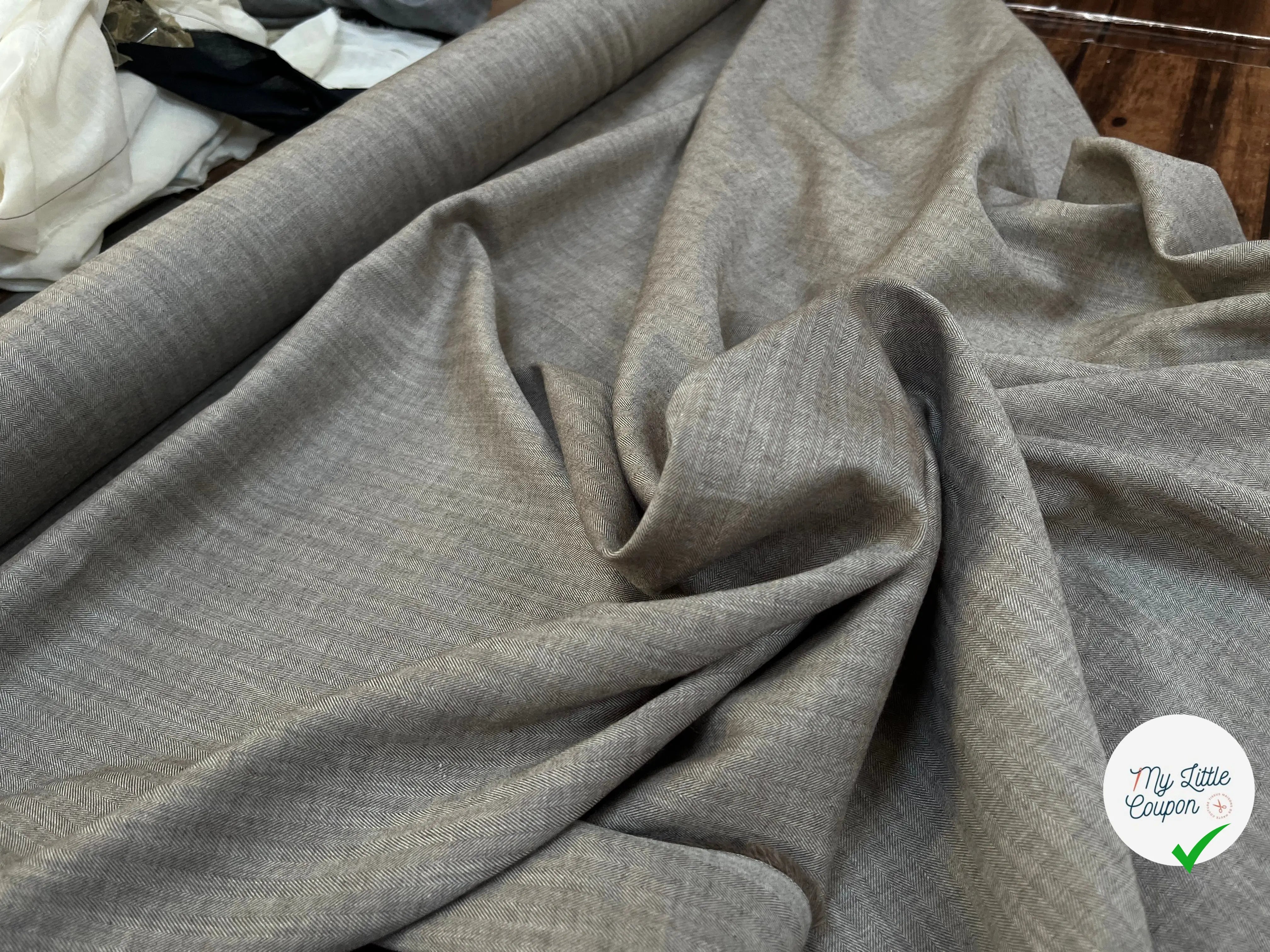 TOILE COTON PETITS MOTIFS CHEVRONS FOND MARRON - My Little Coupon