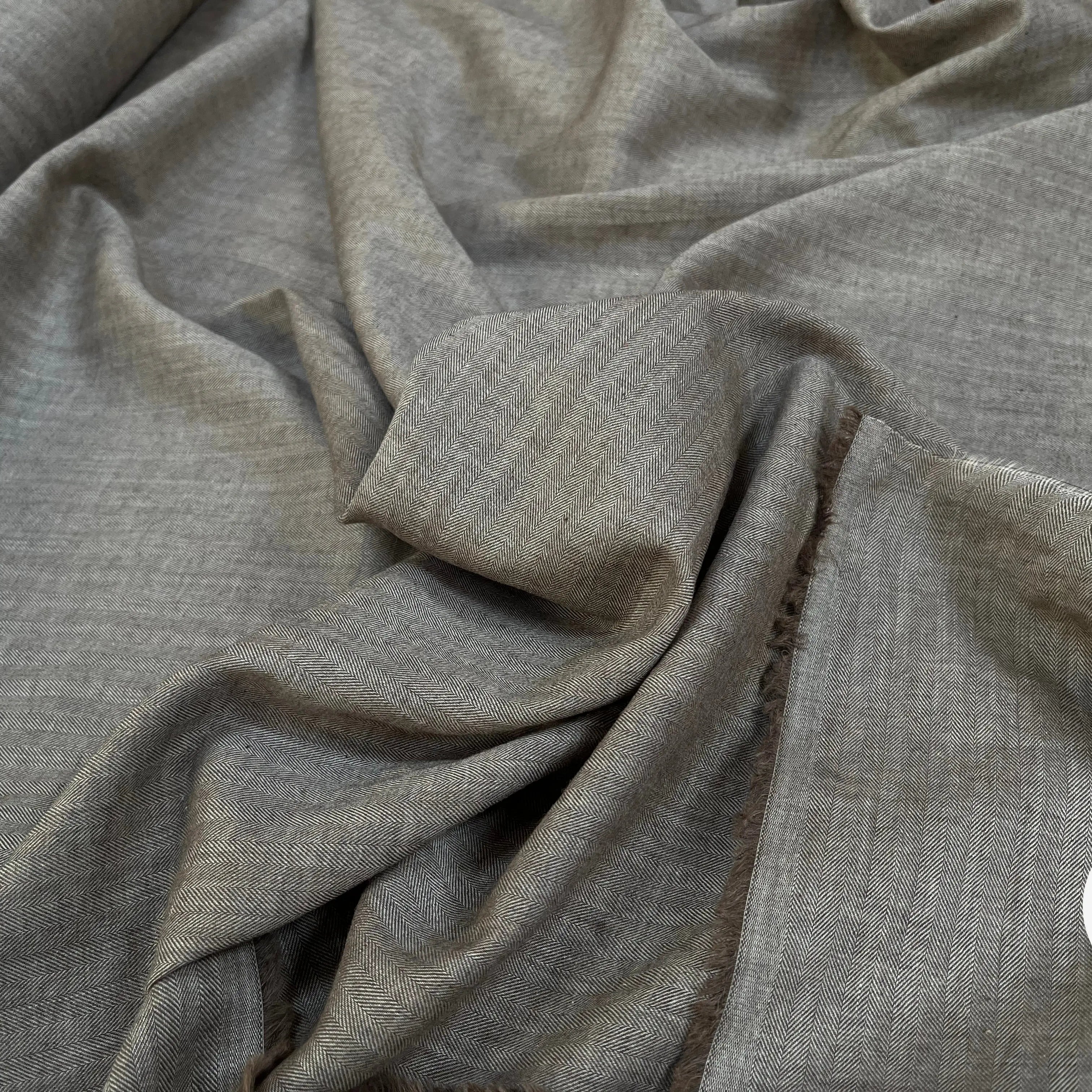 TOILE COTON PETITS MOTIFS CHEVRONS FOND MARRON - My Little Coupon