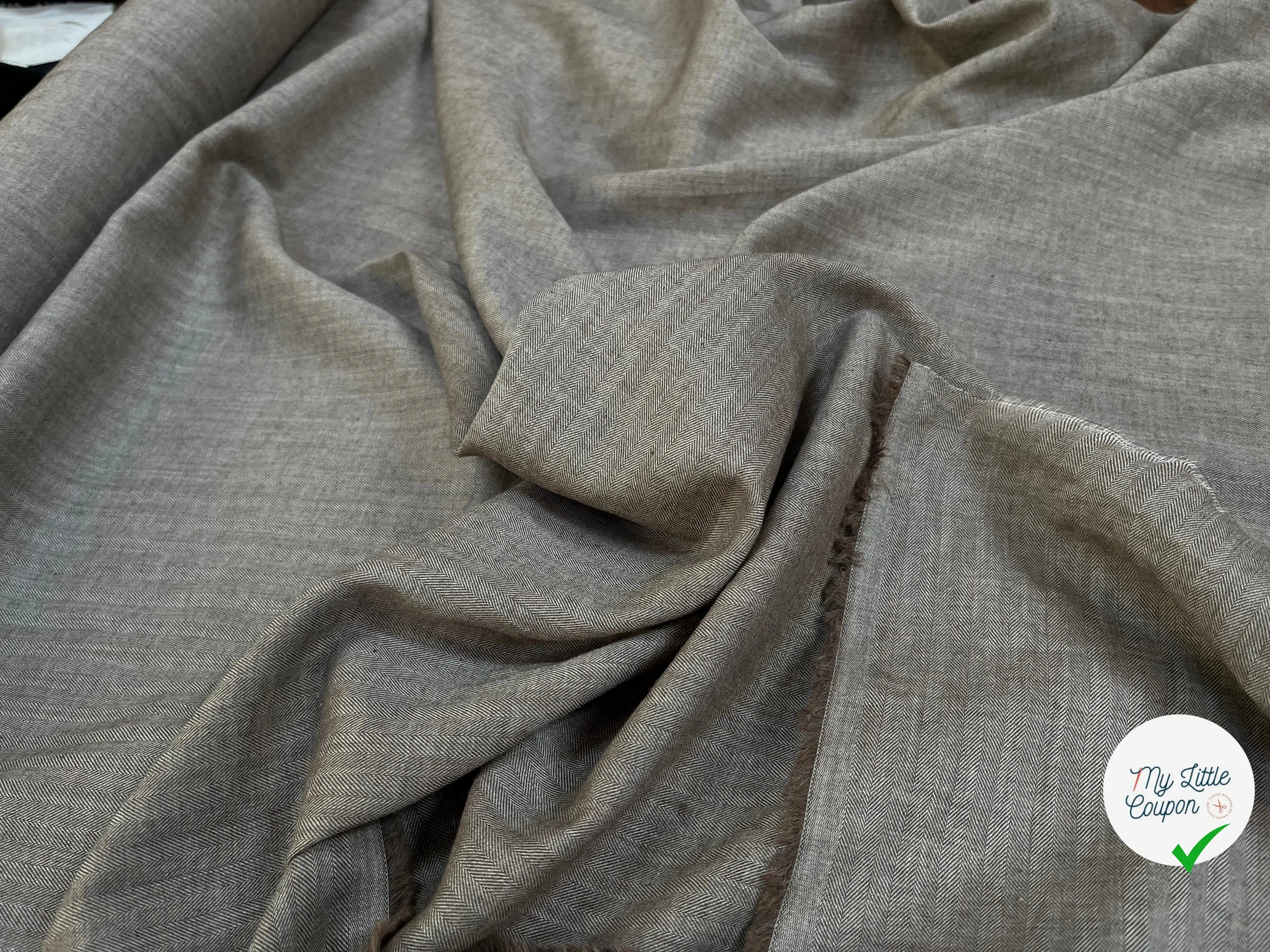 TOILE COTON PETITS MOTIFS CHEVRONS FOND MARRON - My Little Coupon