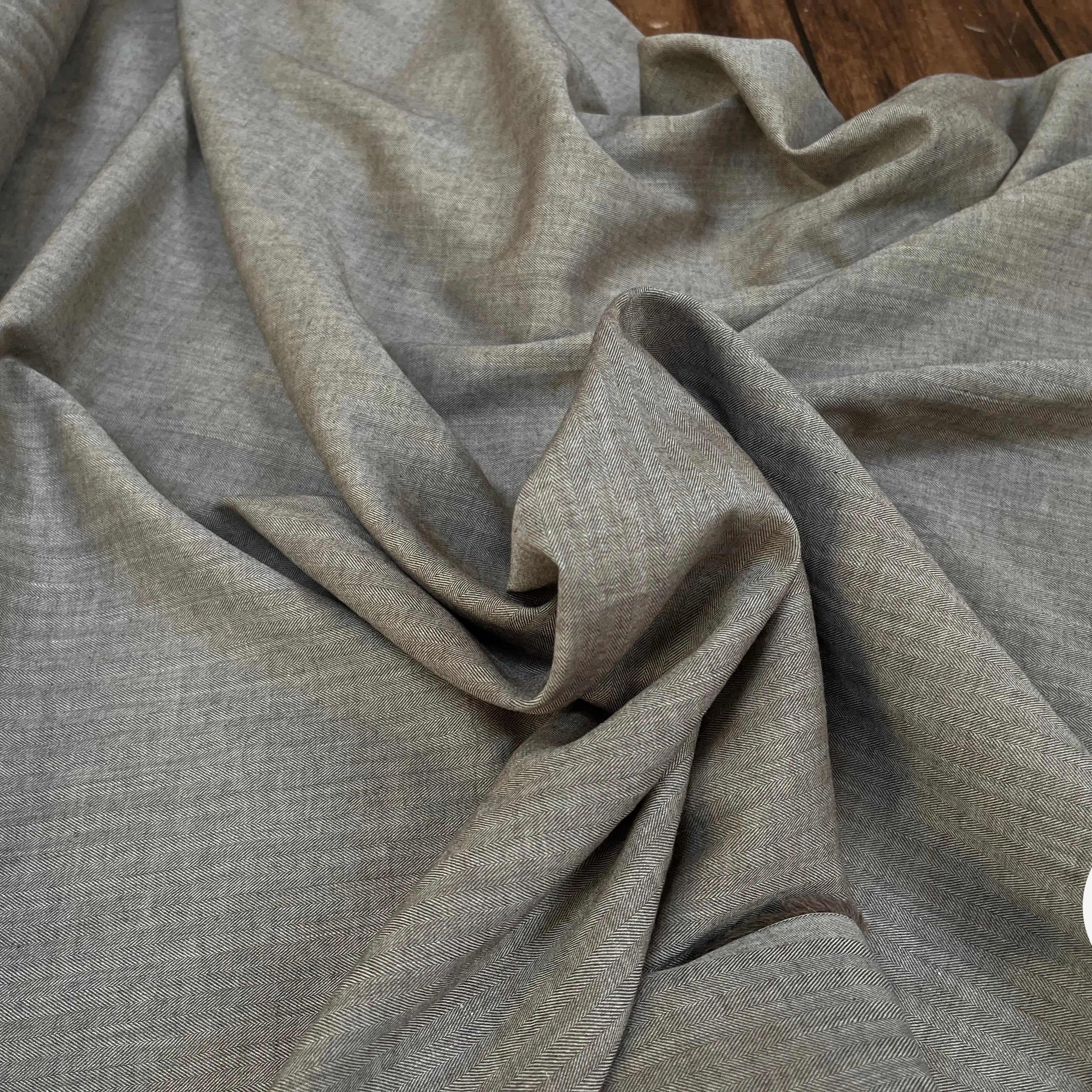 TOILE COTON PETITS MOTIFS CHEVRONS FOND MARRON - My Little Coupon