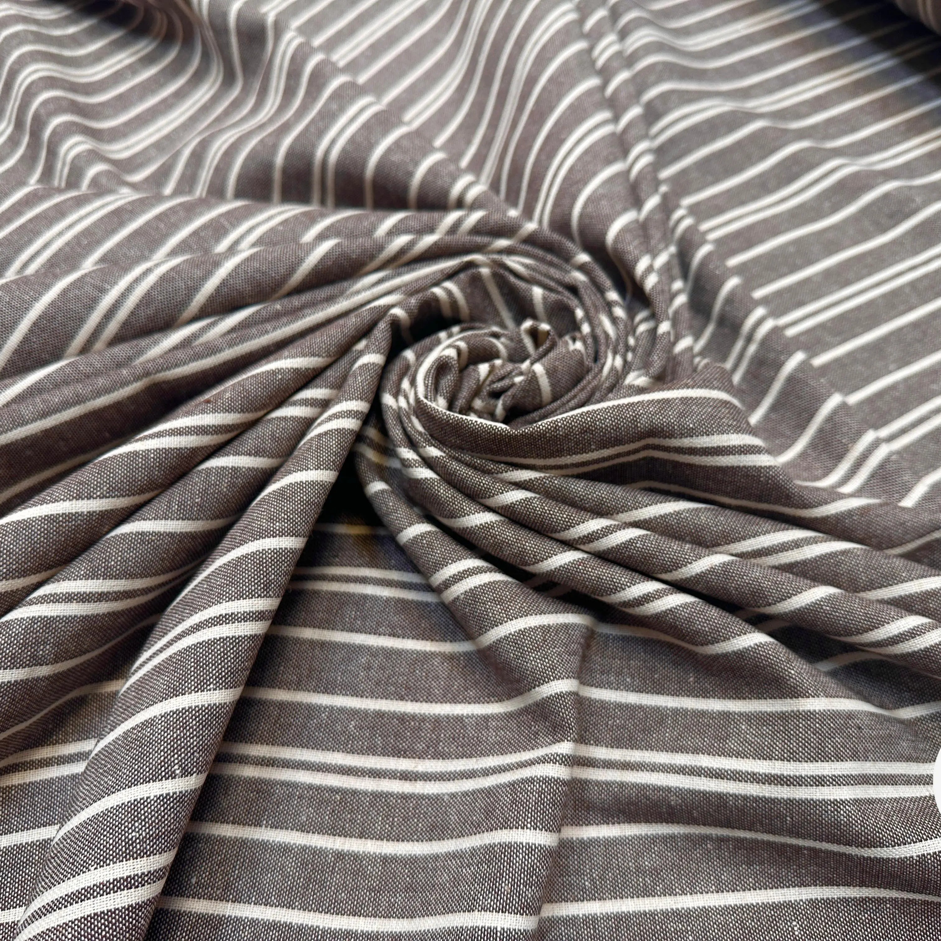 TOILE COTON RAYURES IRREGULIERES ELEGANTES EFFET LIN FOND MARRON PRUNE - My Little Coupon