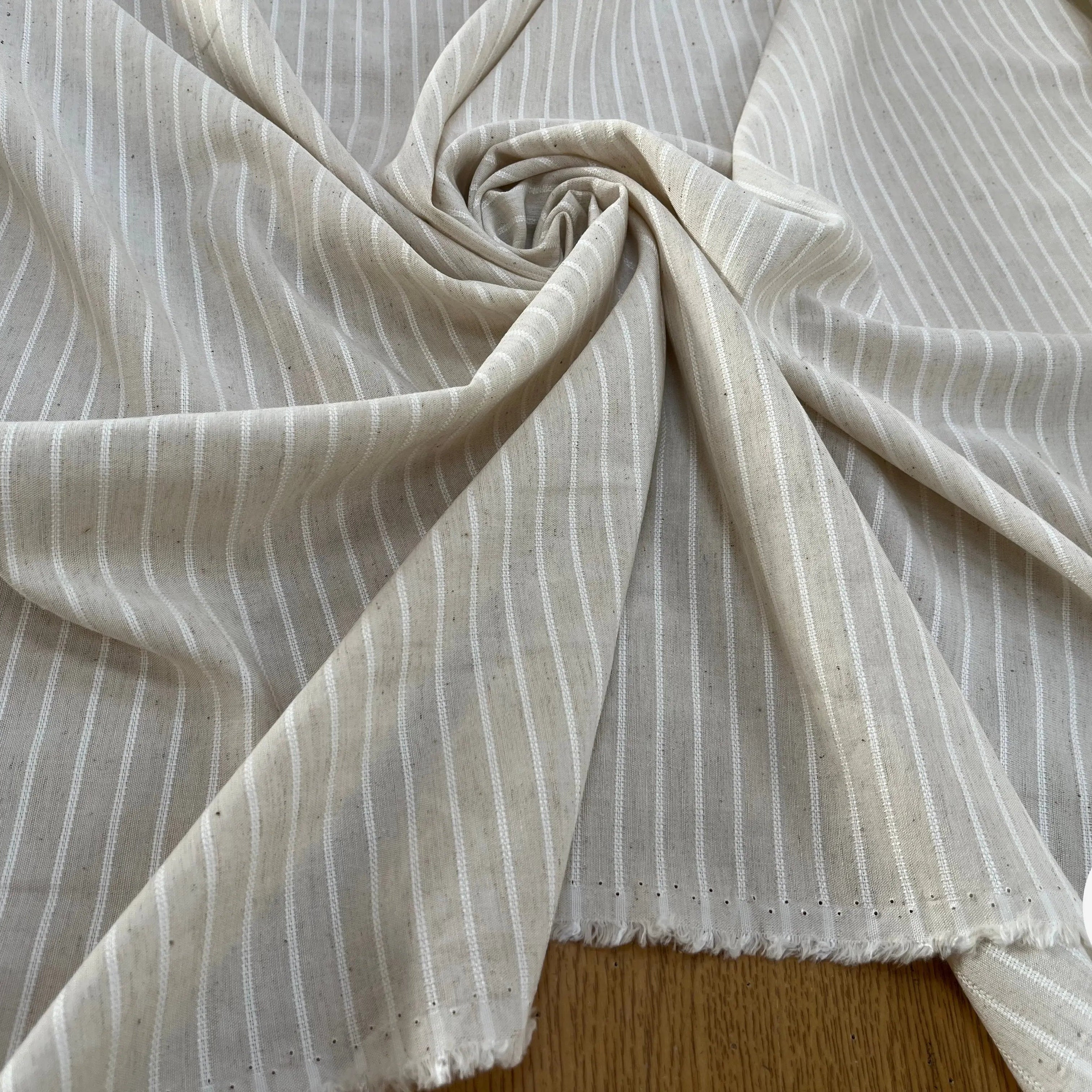 TOILE COTON VISCOSE RAYÉE BLANC CASSÉ 10% LIN - My Little Coupon