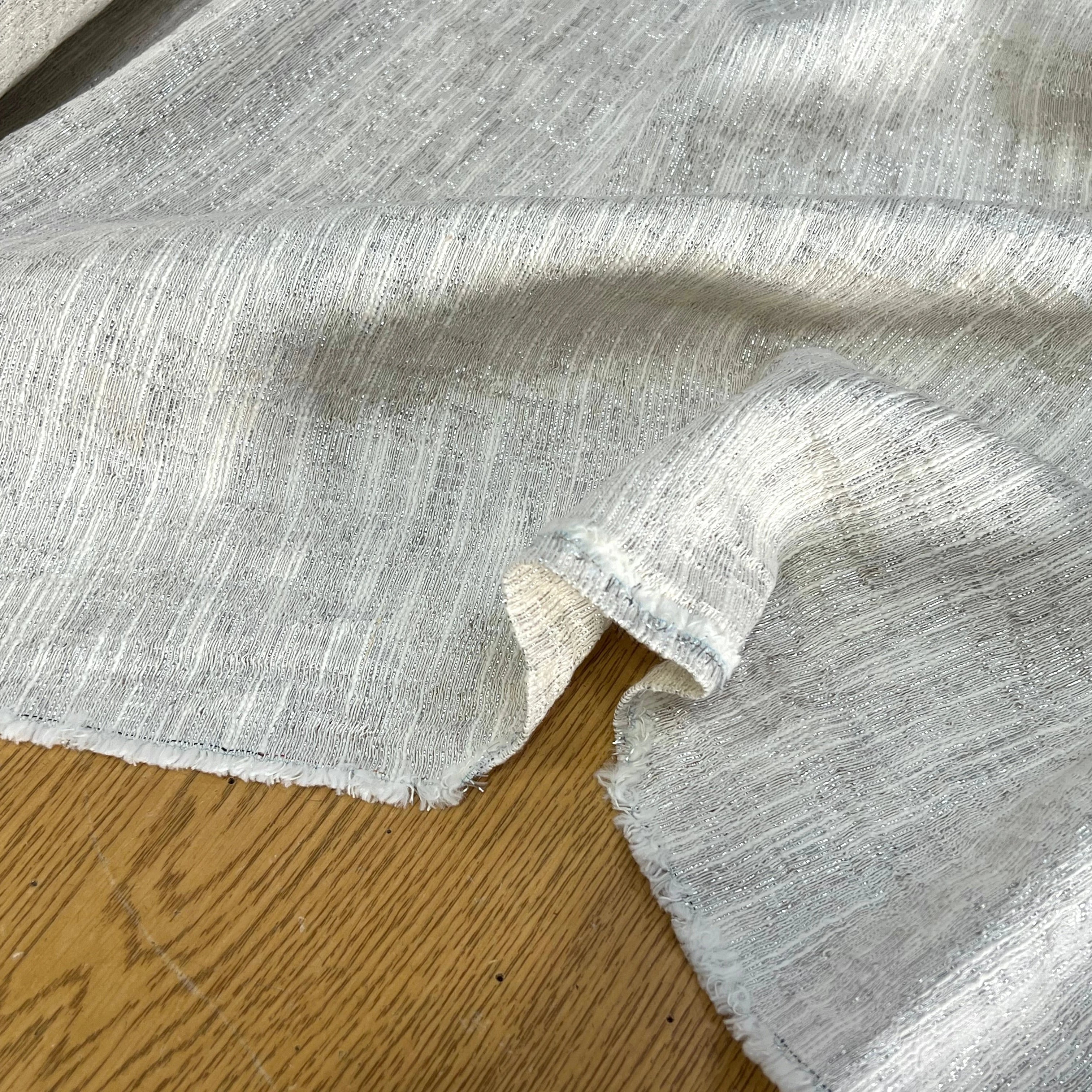 TOILE FIL À FIL TEXTURÉE BLANC CASSÉ FILS ARGENTÉ - My Little Coupon