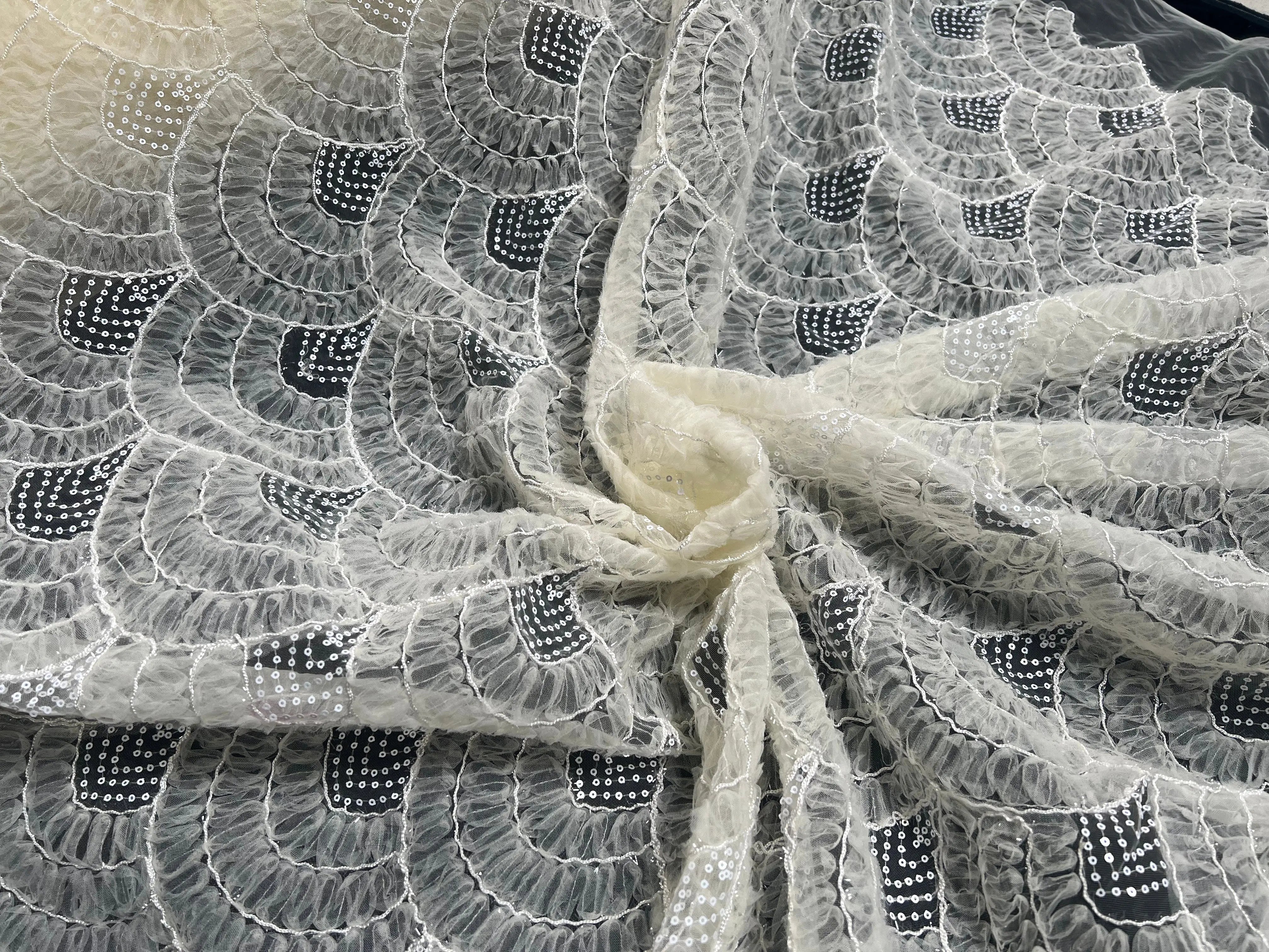 TULLE FESTONNÉ REBRODÉ PAILLETÉ SUBLIME INSPIRATION ART DÉCO - coupon de tissu de 3 mètres - My Little Coupon - tissu - coudre
