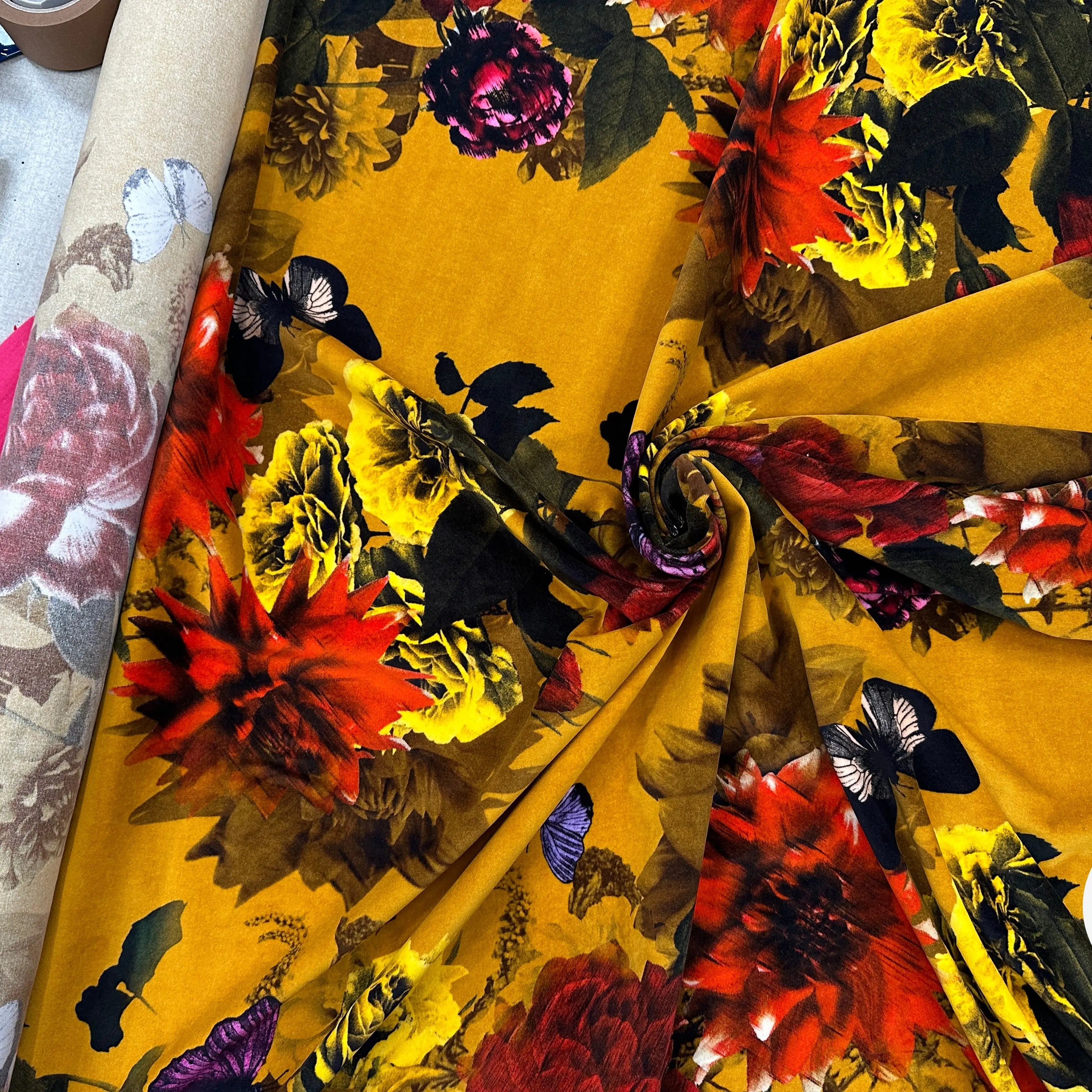 VELOURS DE COTON IMPRIMÉ FLORAL ET PAPILLONS MUSTARD MLC INTERN