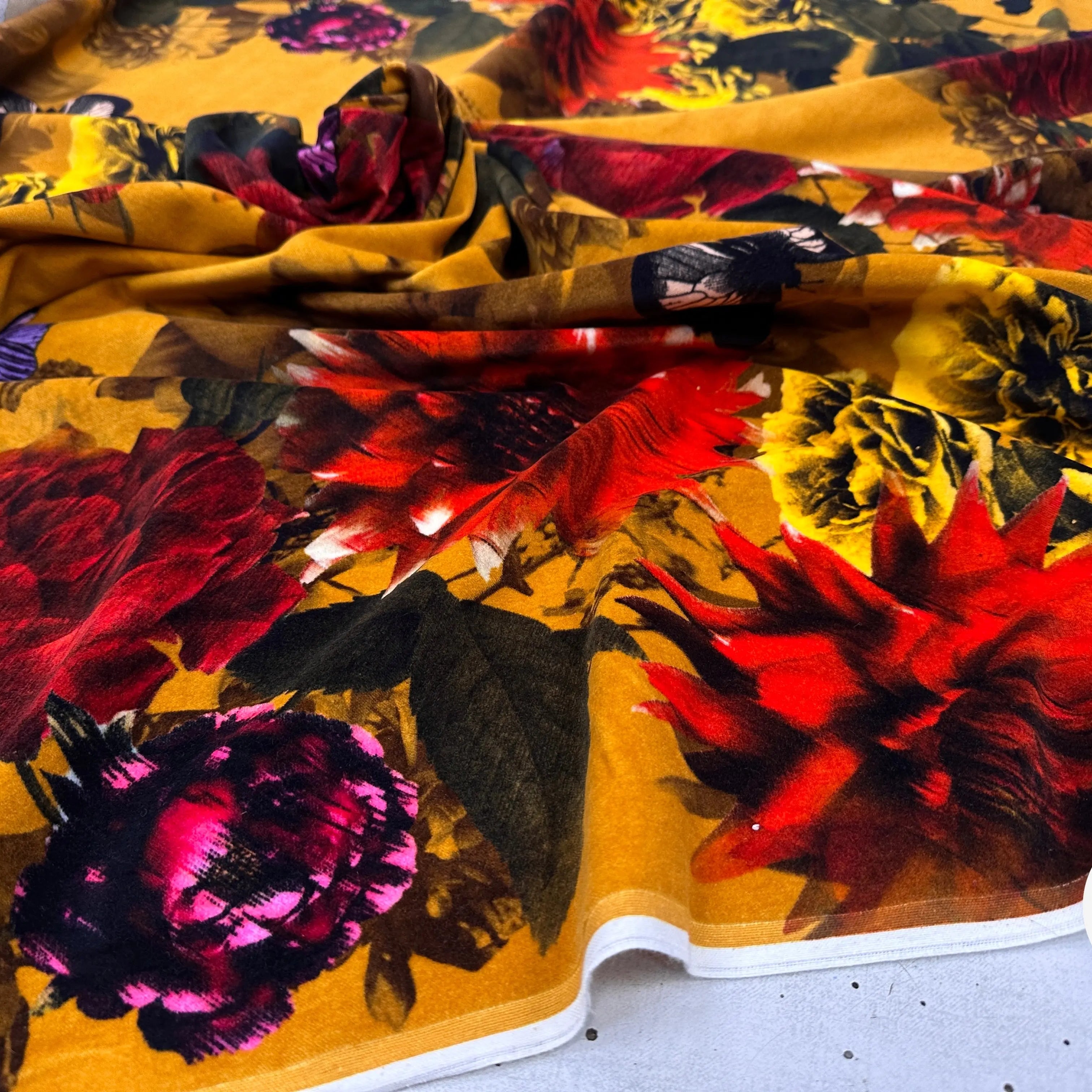 VELOURS DE COTON IMPRIMÉ FLORAL ET PAPILLONS MUSTARD MLC INTERN