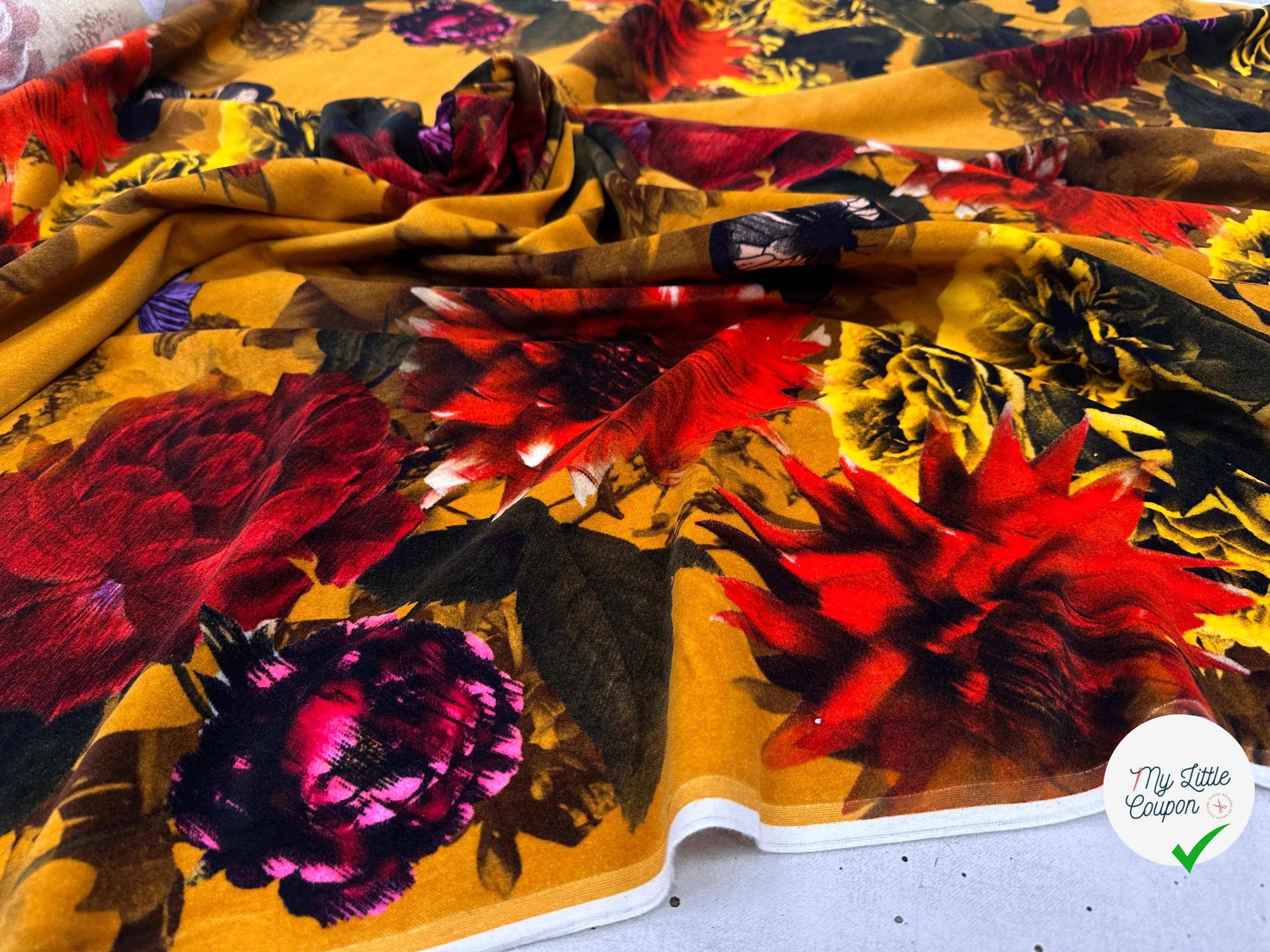 VELOURS DE COTON IMPRIMĂ FLORAL ET PAPILLONS MUSTARD MLC INTERN