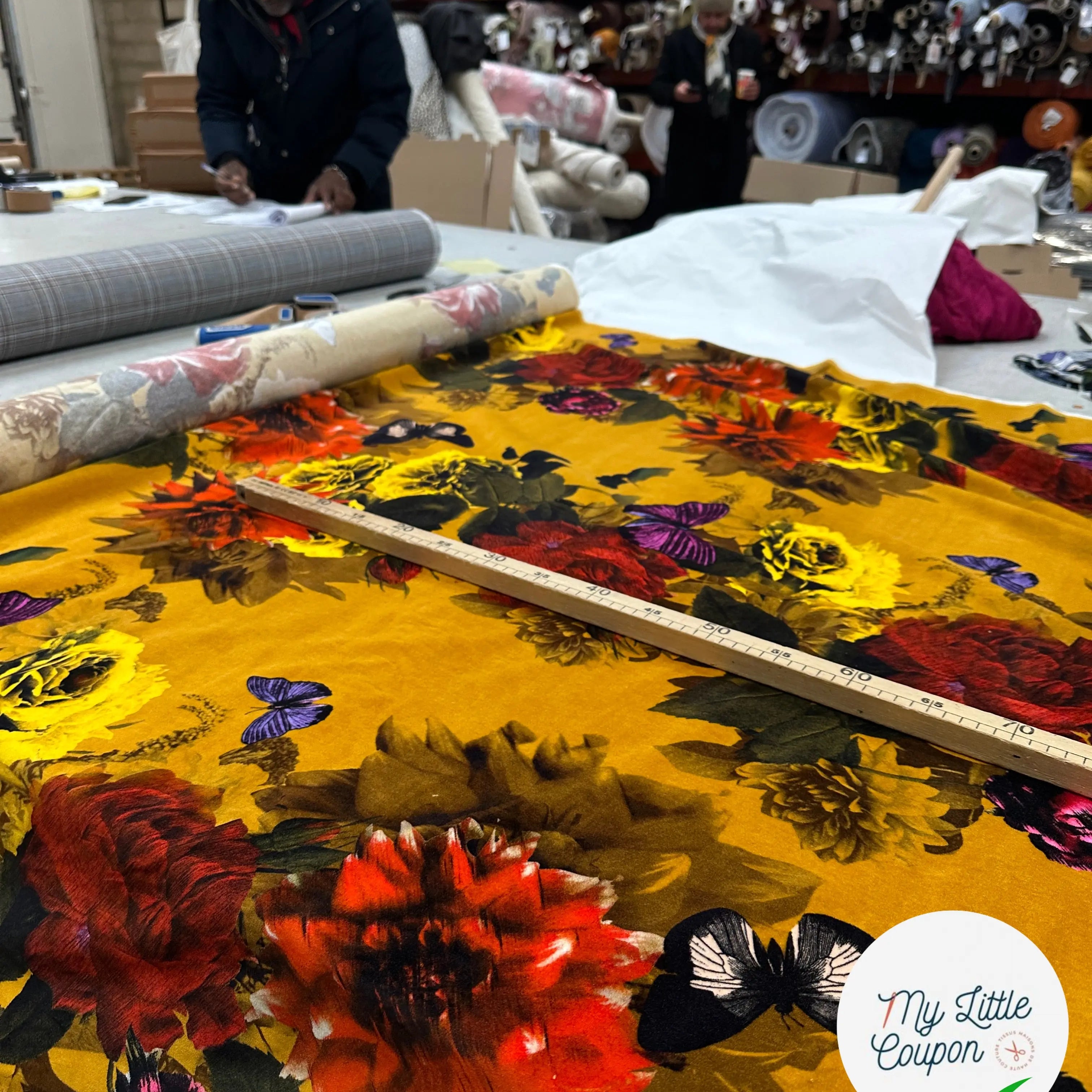 VELOURS DE COTON IMPRIMÉ FLORAL ET PAPILLONS MUSTARD MLC INTERN