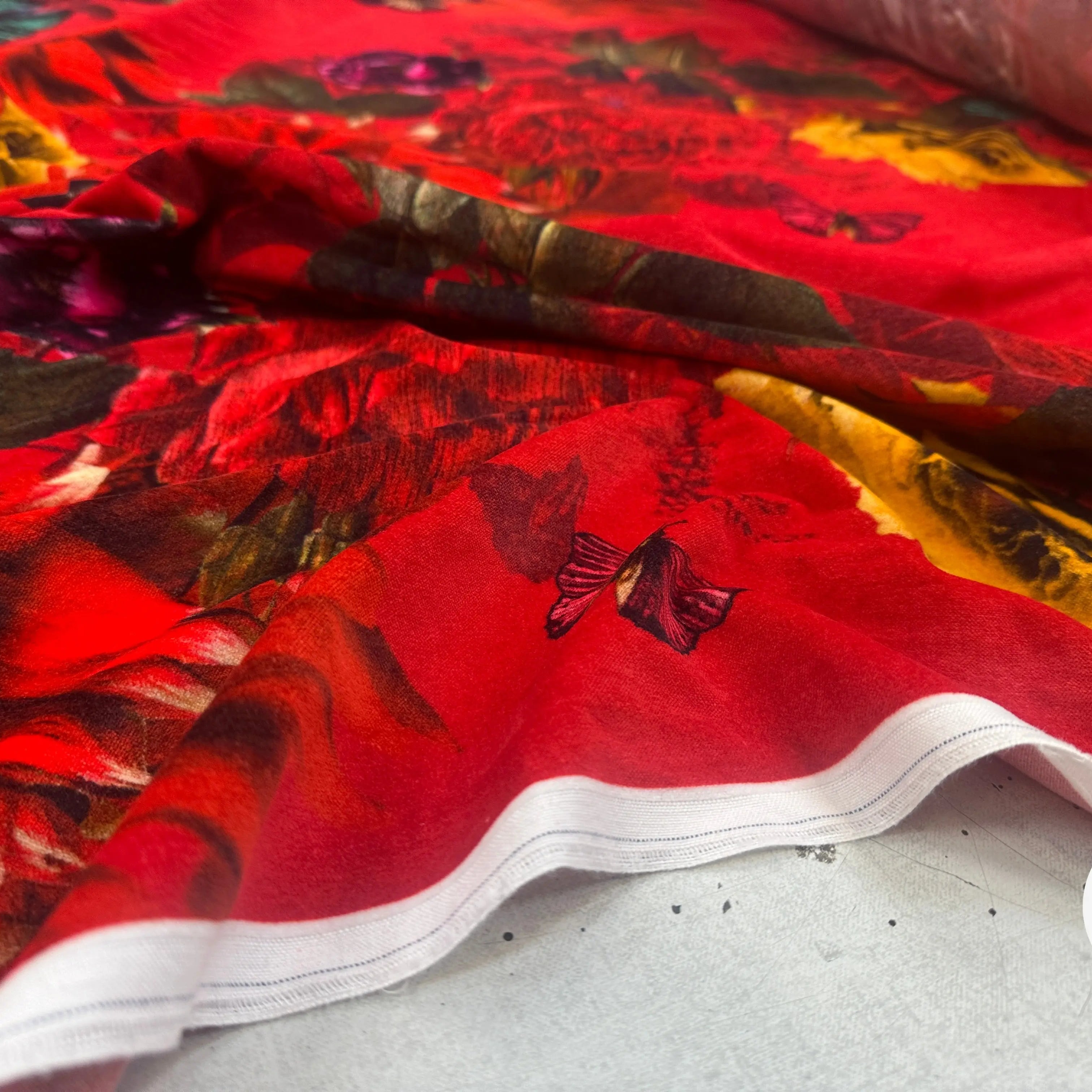 VELOURS DE COTON IMPRIMÉ FLORAL ET PAPILLONS ROUGE MLC INTERN