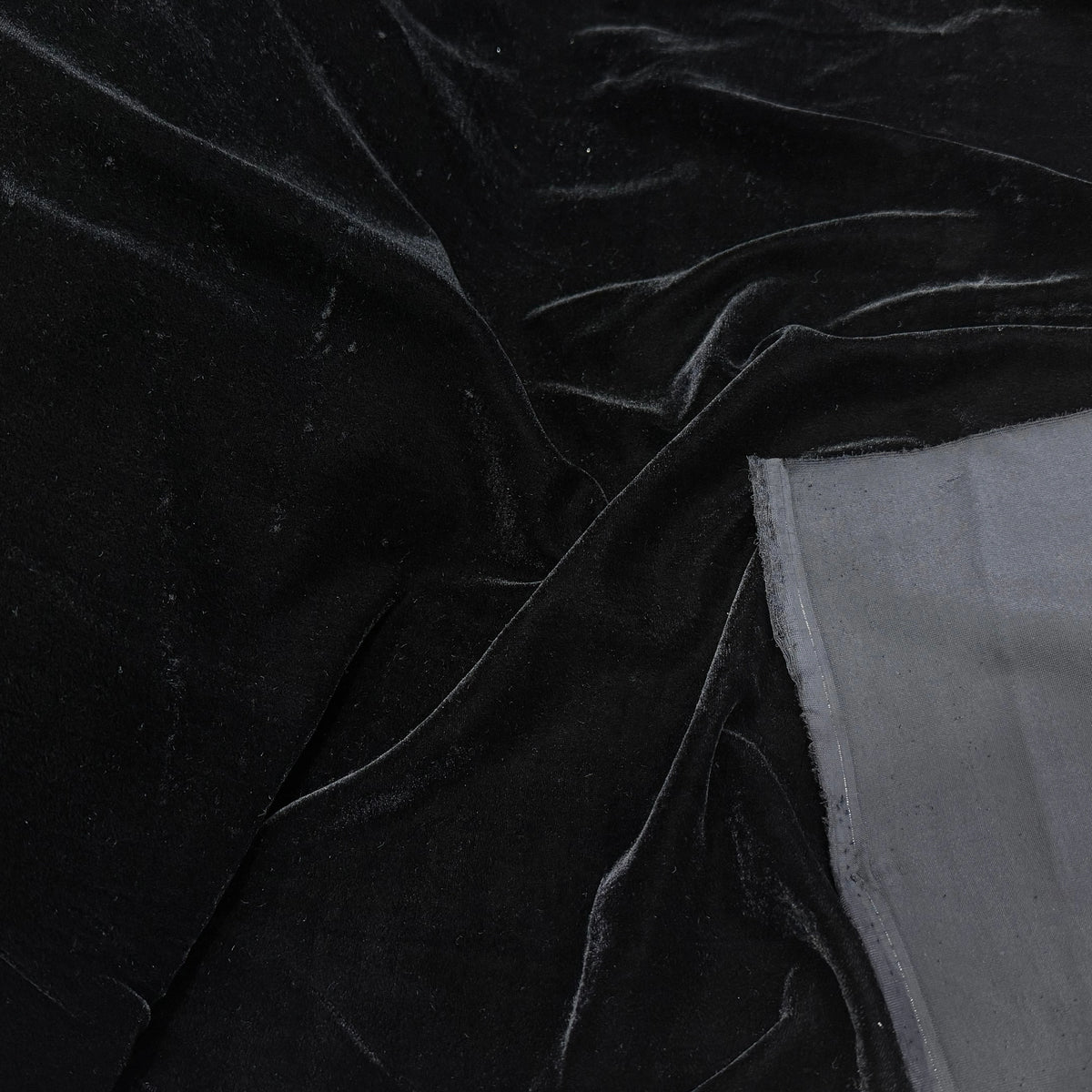 Tissu velours lisse viscose noir royal - vue de la matière