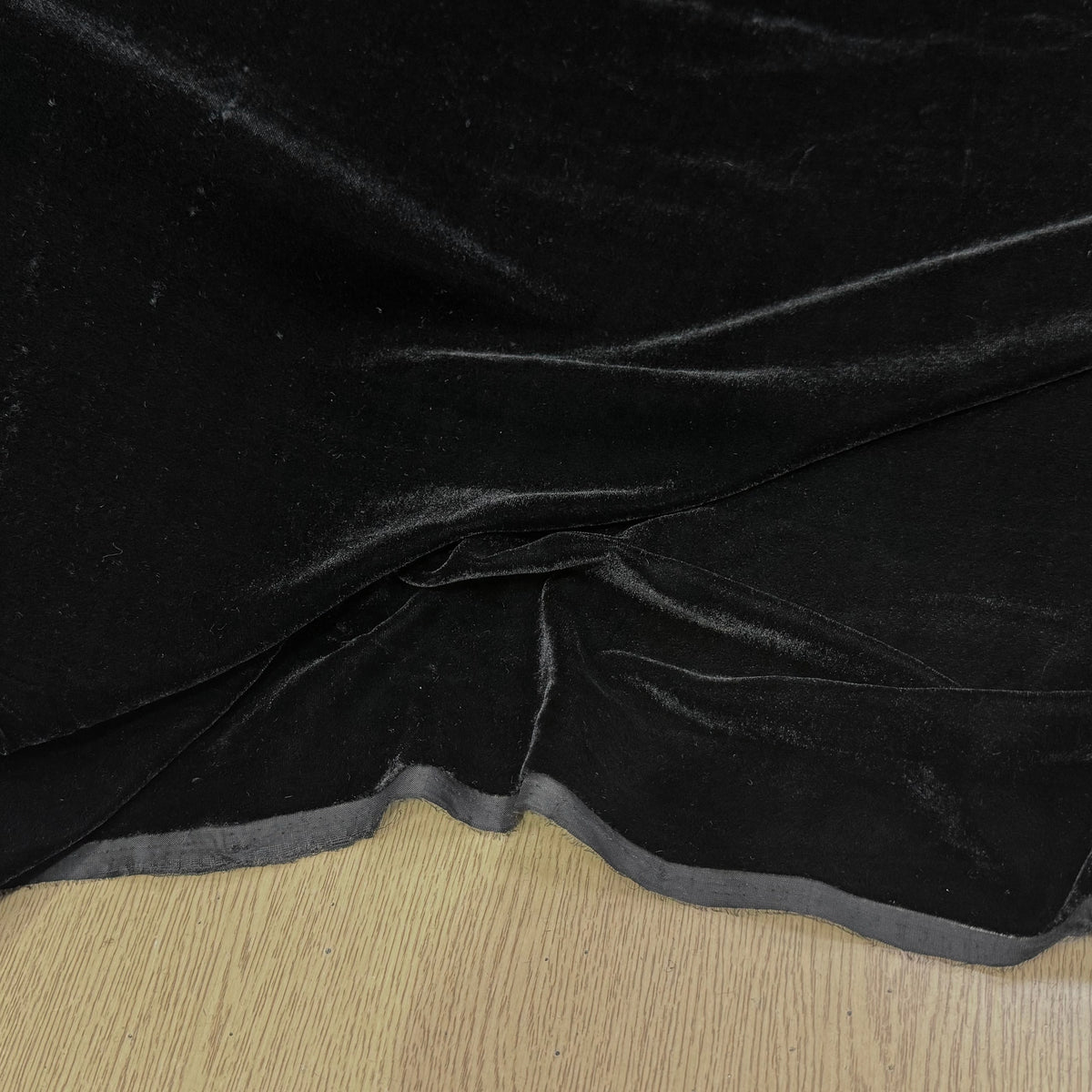 Tissu velours lisse viscose noir royal - tombé du tissu