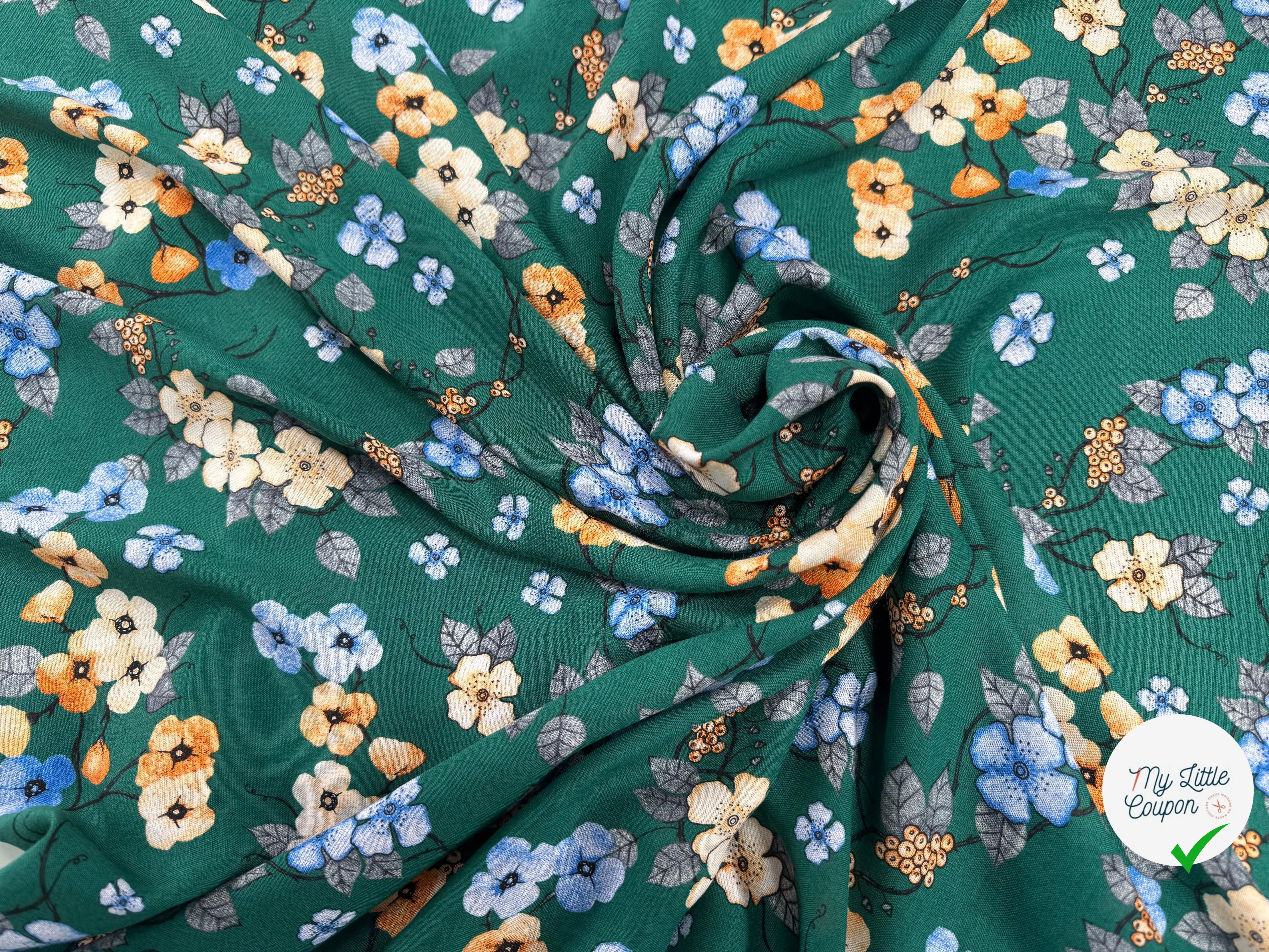 VISCOSE À FLEURS JAPONAISES BLEUES ET BEIGES SUR FOND VERT - My Little Coupon