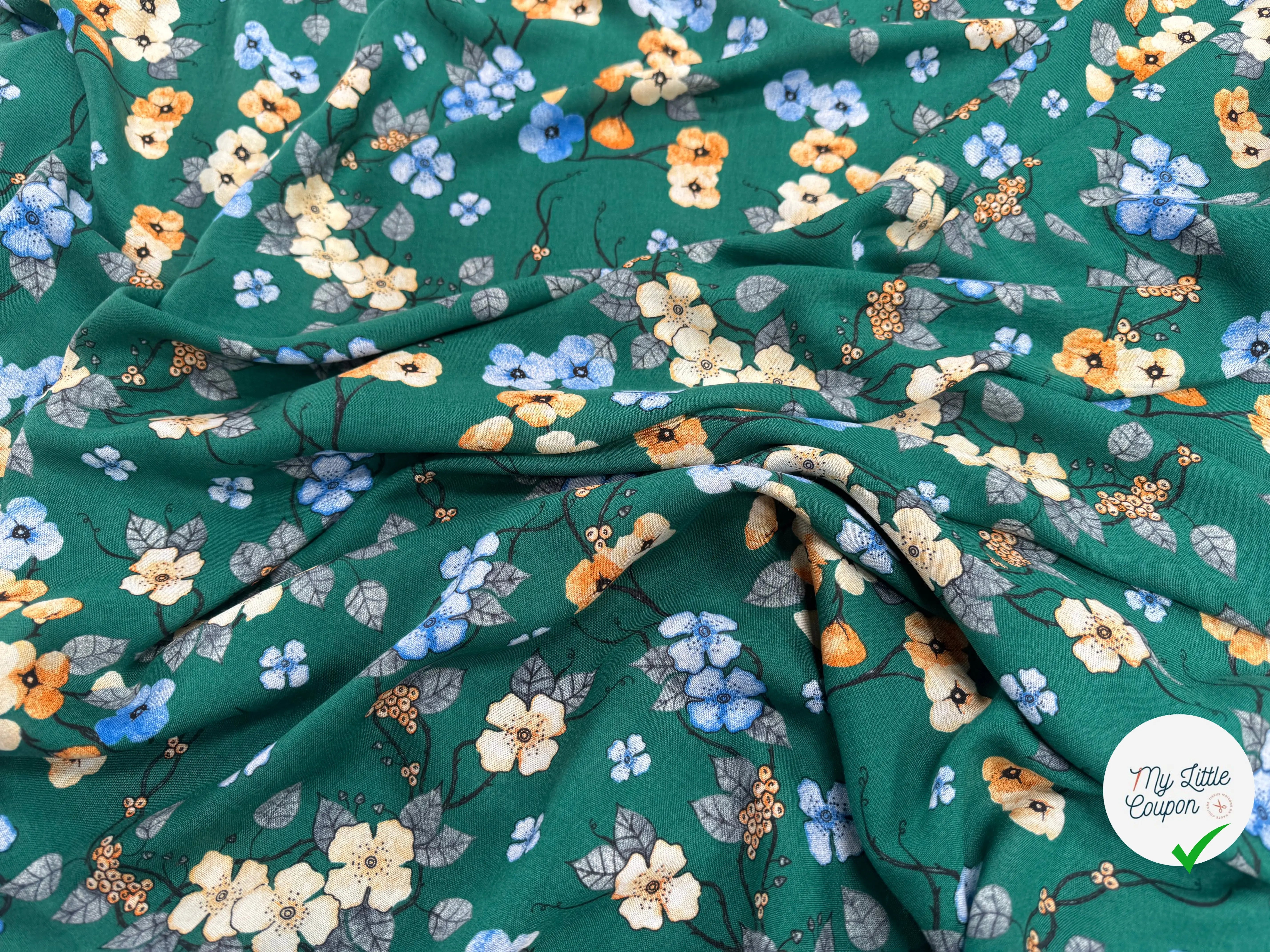 VISCOSE À FLEURS JAPONAISES BLEUES ET BEIGES SUR FOND VERT - My Little Coupon
