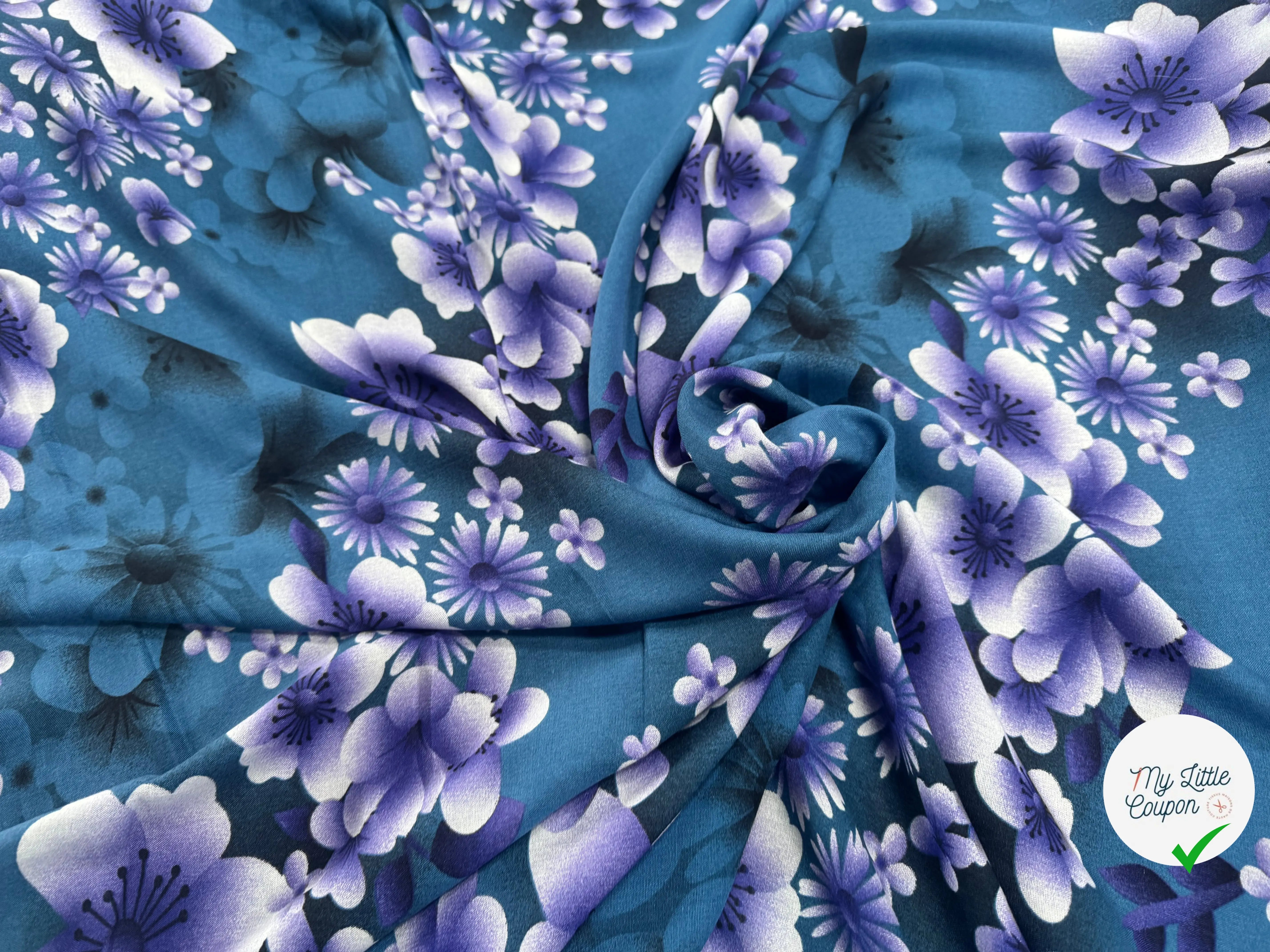 VISCOSE À MOTIFS ROSES ET PISSENLITS SUR FOND BLEU DE COULEURS VIOLET - My Little Coupon