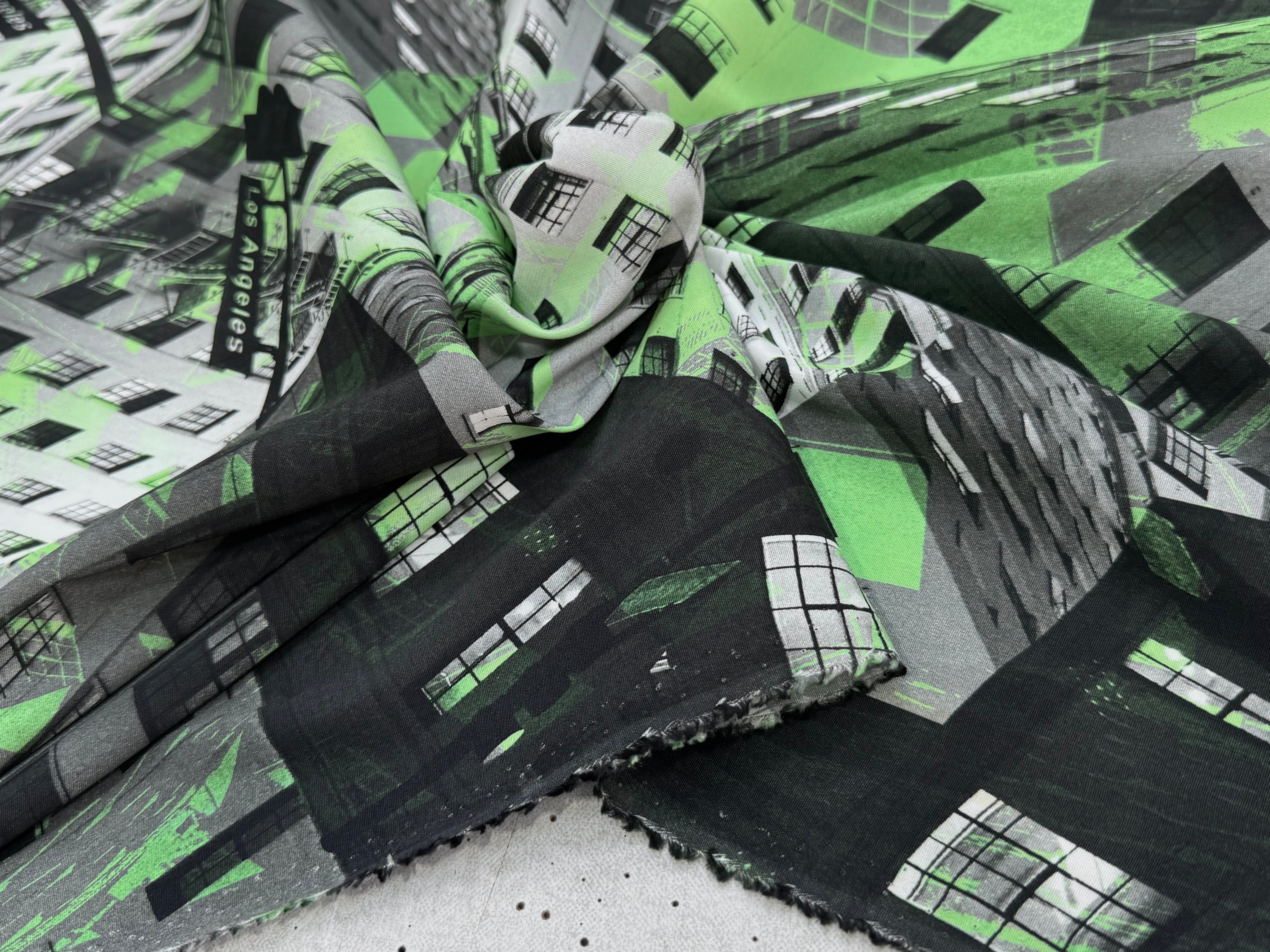 VISCOSE CALIPSO STRETCH IMPRIMÉ GRAPGIQUE TANGO BULDING VERT - My Little Coupon