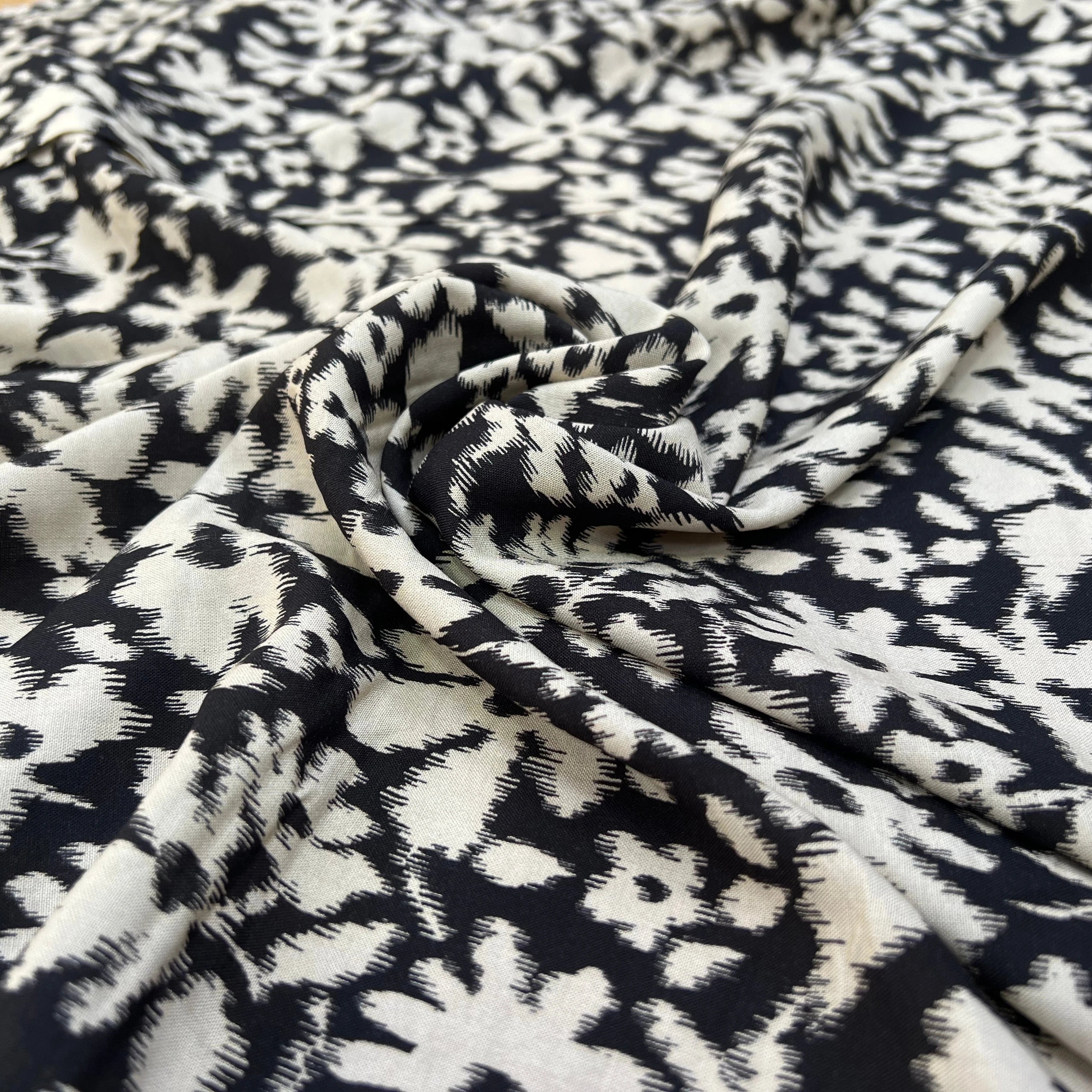 VISCOSE COROLLE NOIR ET BLANC 140 CM - My Little Coupon
