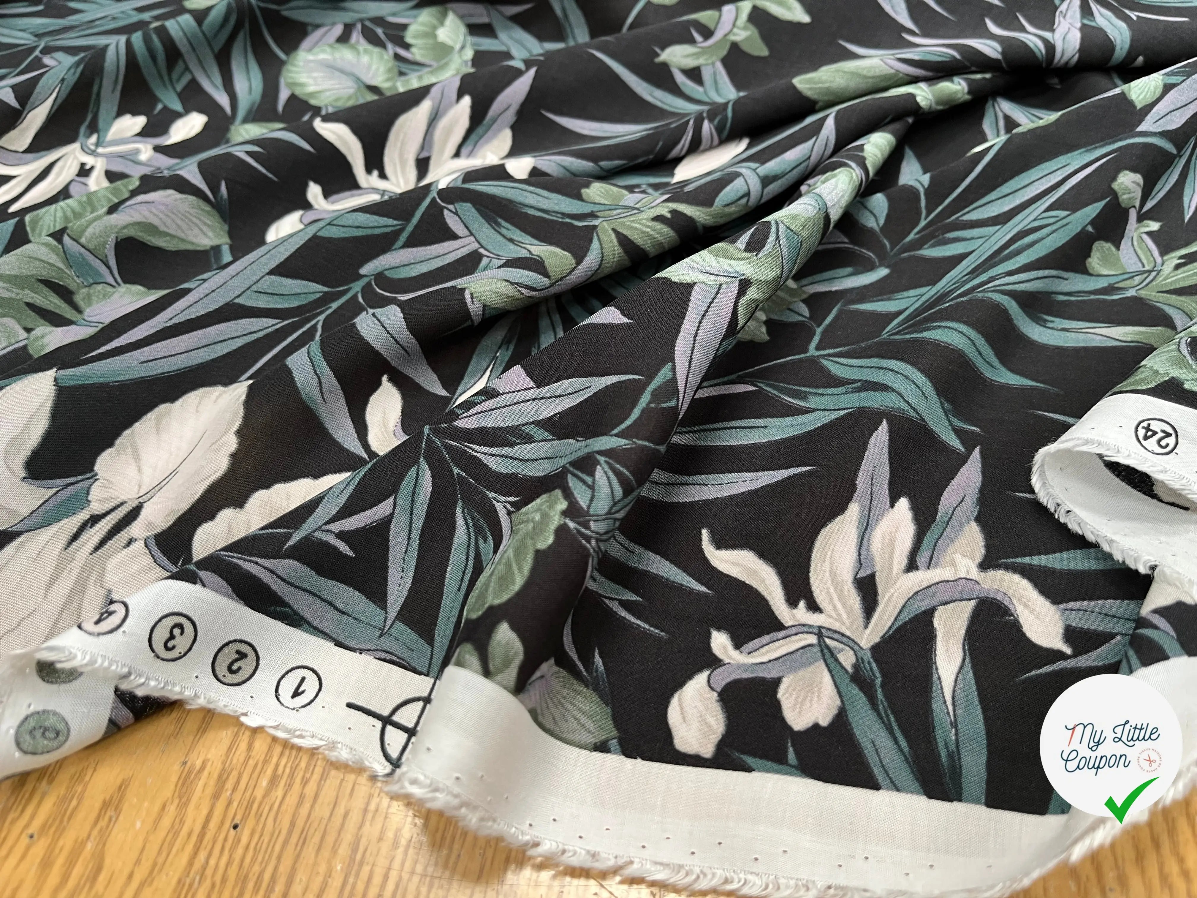 VISCOSE DOUCE FOND NOIR MOTIFS FLEURS VERT ET BLANC ECOVERO - My Little Coupon