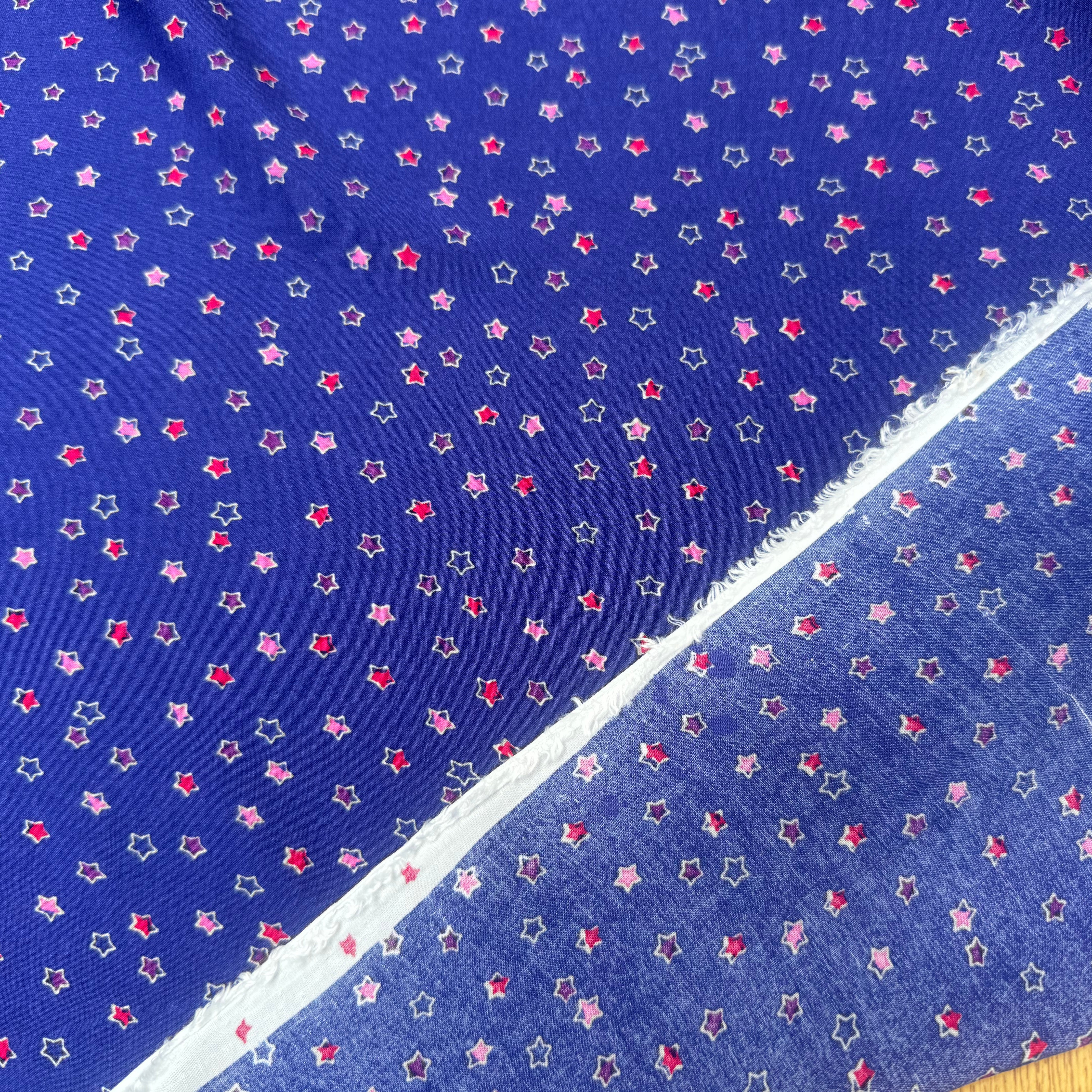 VISCOSE DOUCE FOND VIOLET MOTIFS PETITES ETOILES - My Little Coupon