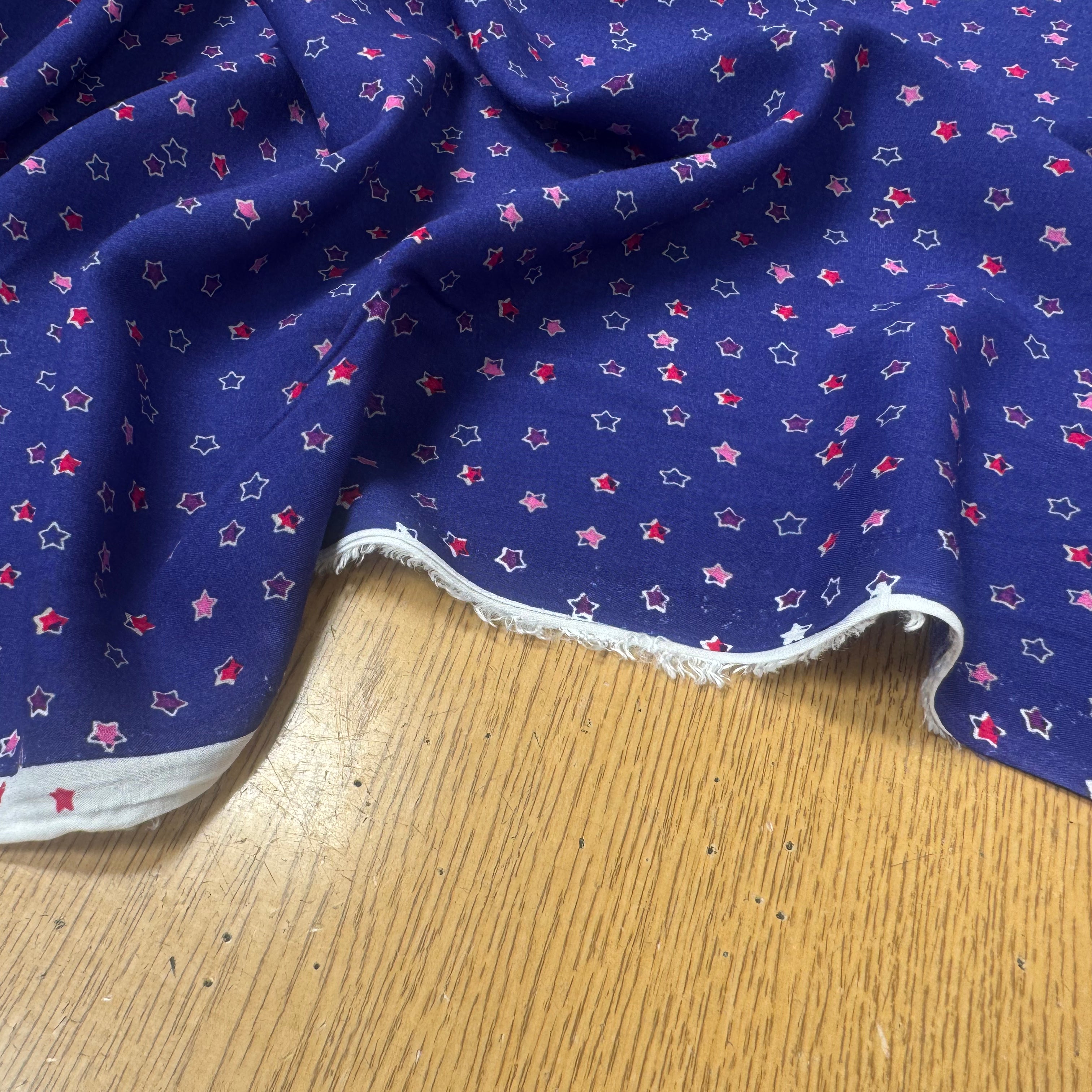 VISCOSE DOUCE FOND VIOLET MOTIFS PETITES ETOILES - My Little Coupon