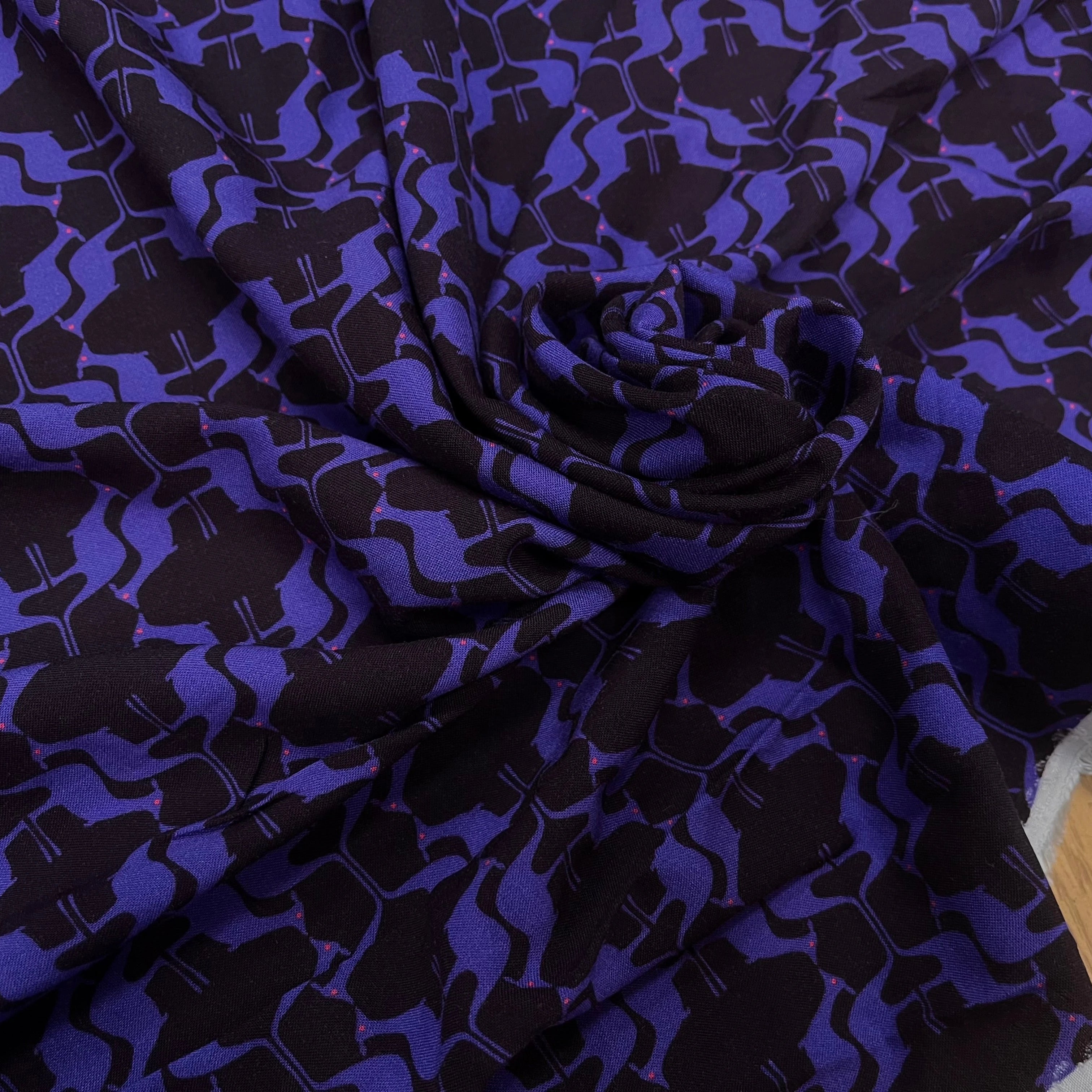 VISCOSE DOUCE MOTIF KANGOUROU BLEU FOND NOIR - My Little Coupon