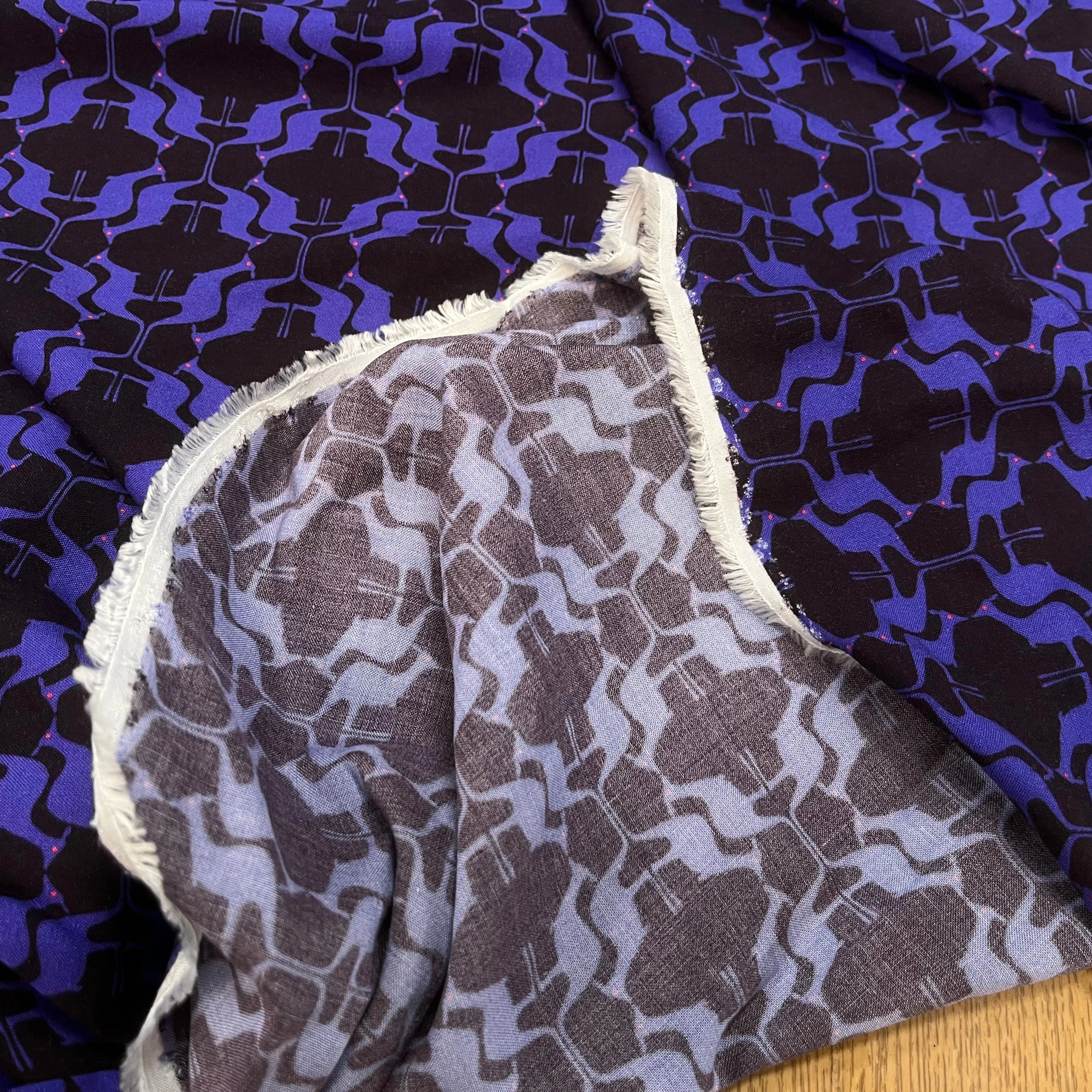 VISCOSE DOUCE MOTIF KANGOUROU BLEU FOND NOIR - My Little Coupon