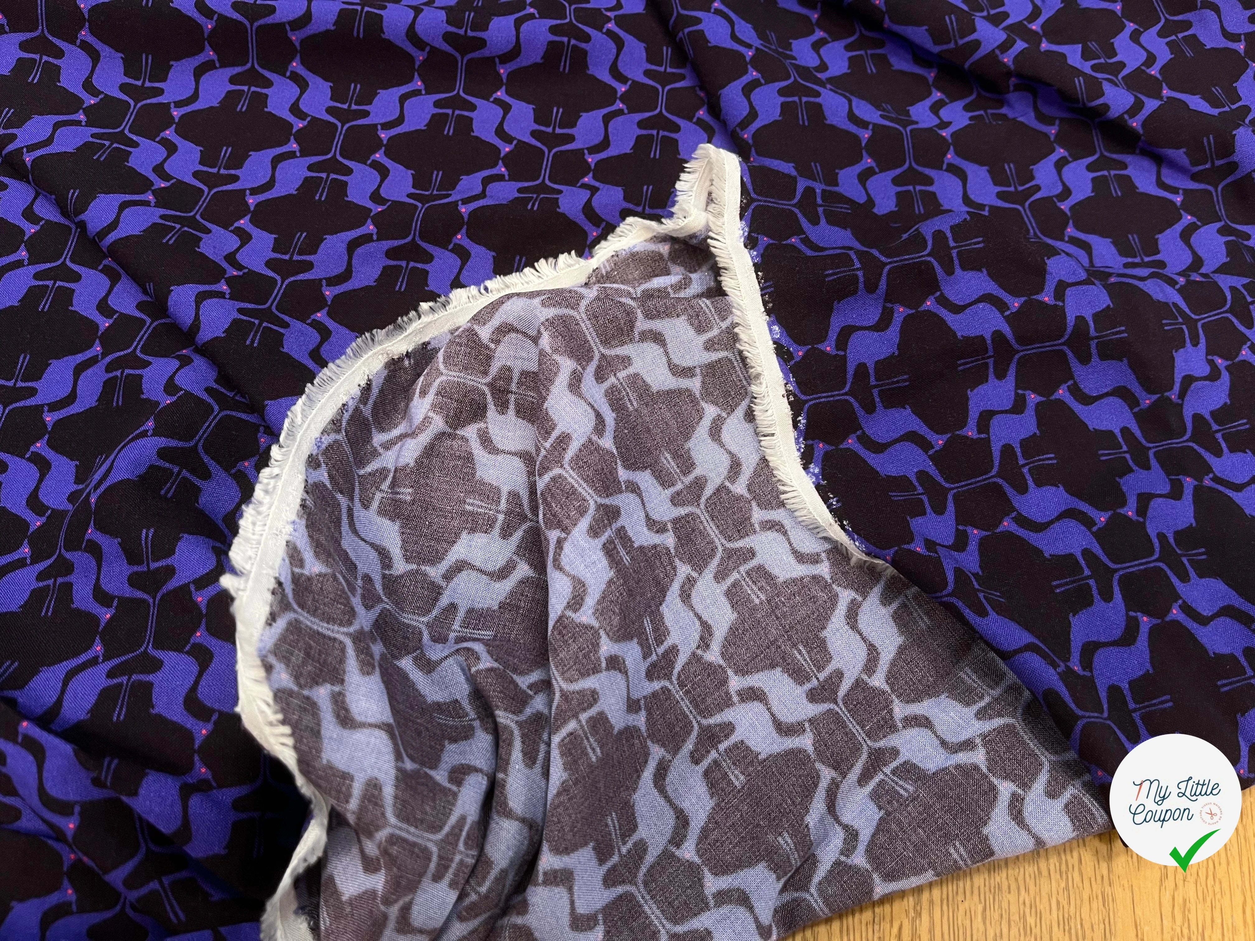 VISCOSE DOUCE MOTIF KANGOUROU BLEU FOND NOIR - My Little Coupon