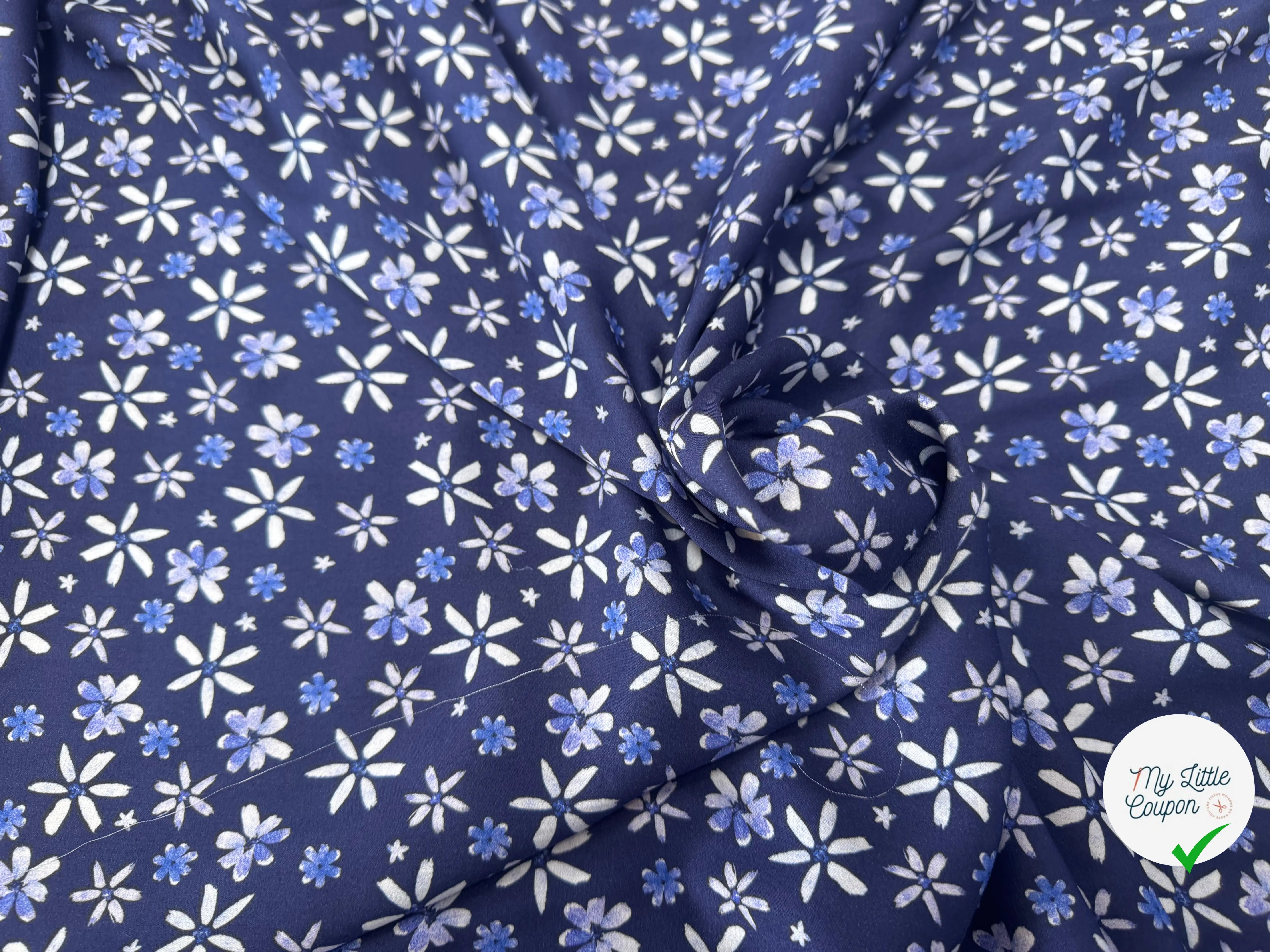 VISCOSE DOUCE TRES LEGEREMENT SATINEE PRINT FLEURS SUR FOND BLEU - My Little Coupon
