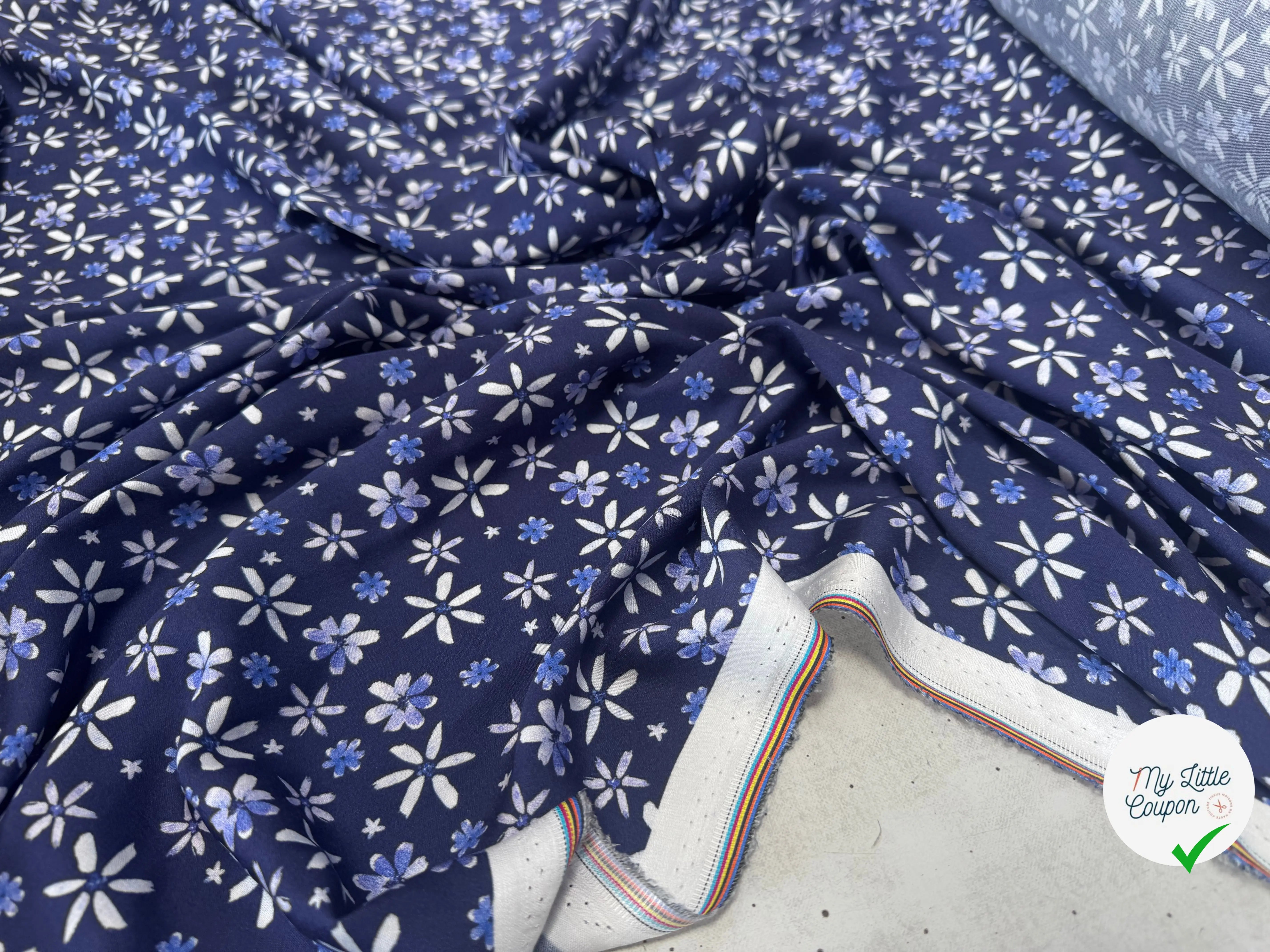 VISCOSE DOUCE TRES LEGEREMENT SATINEE PRINT FLEURS SUR FOND BLEU - My Little Coupon