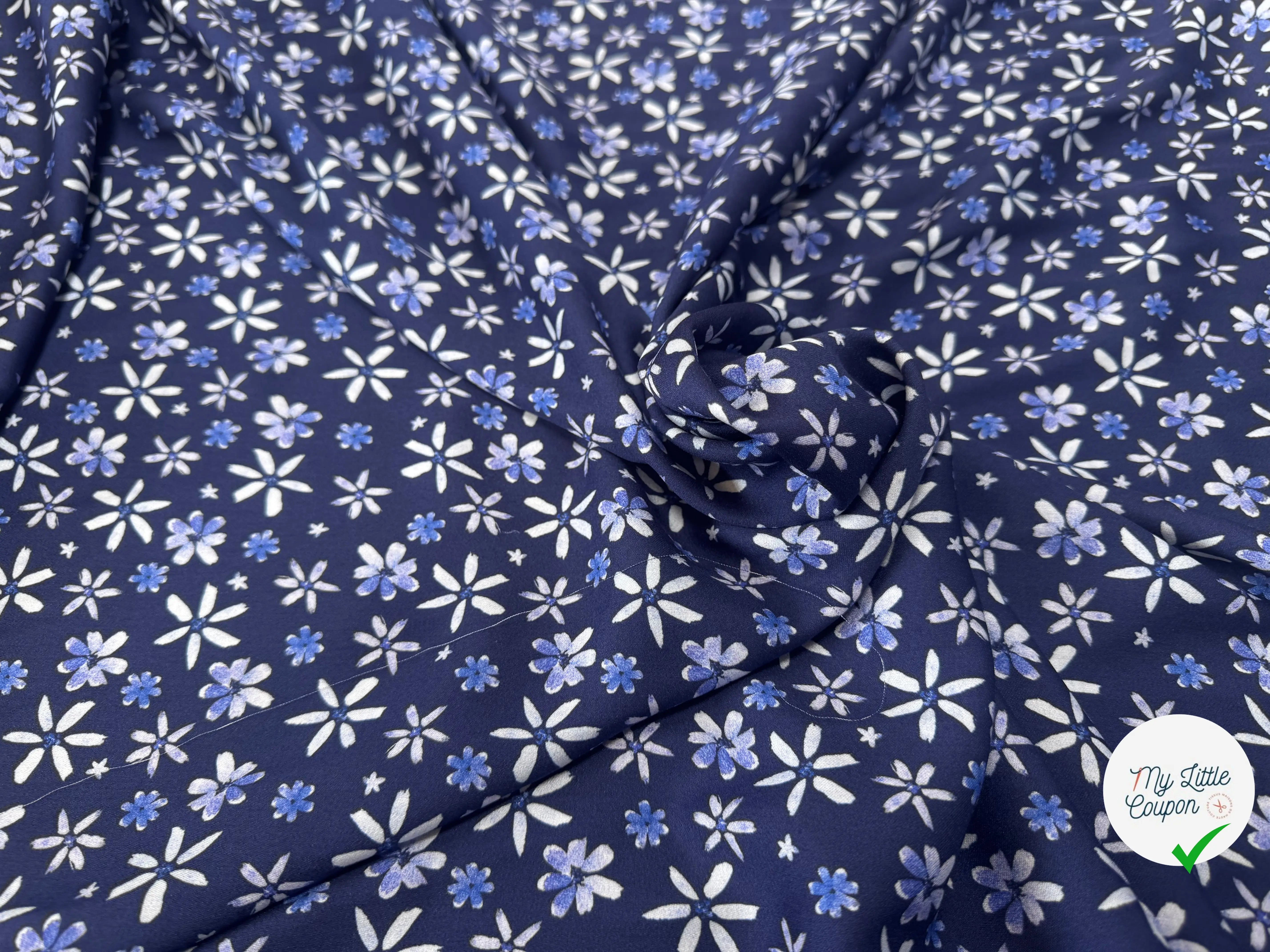VISCOSE DOUCE TRES LEGEREMENT SATINEE PRINT FLEURS SUR FOND BLEU - My Little Coupon