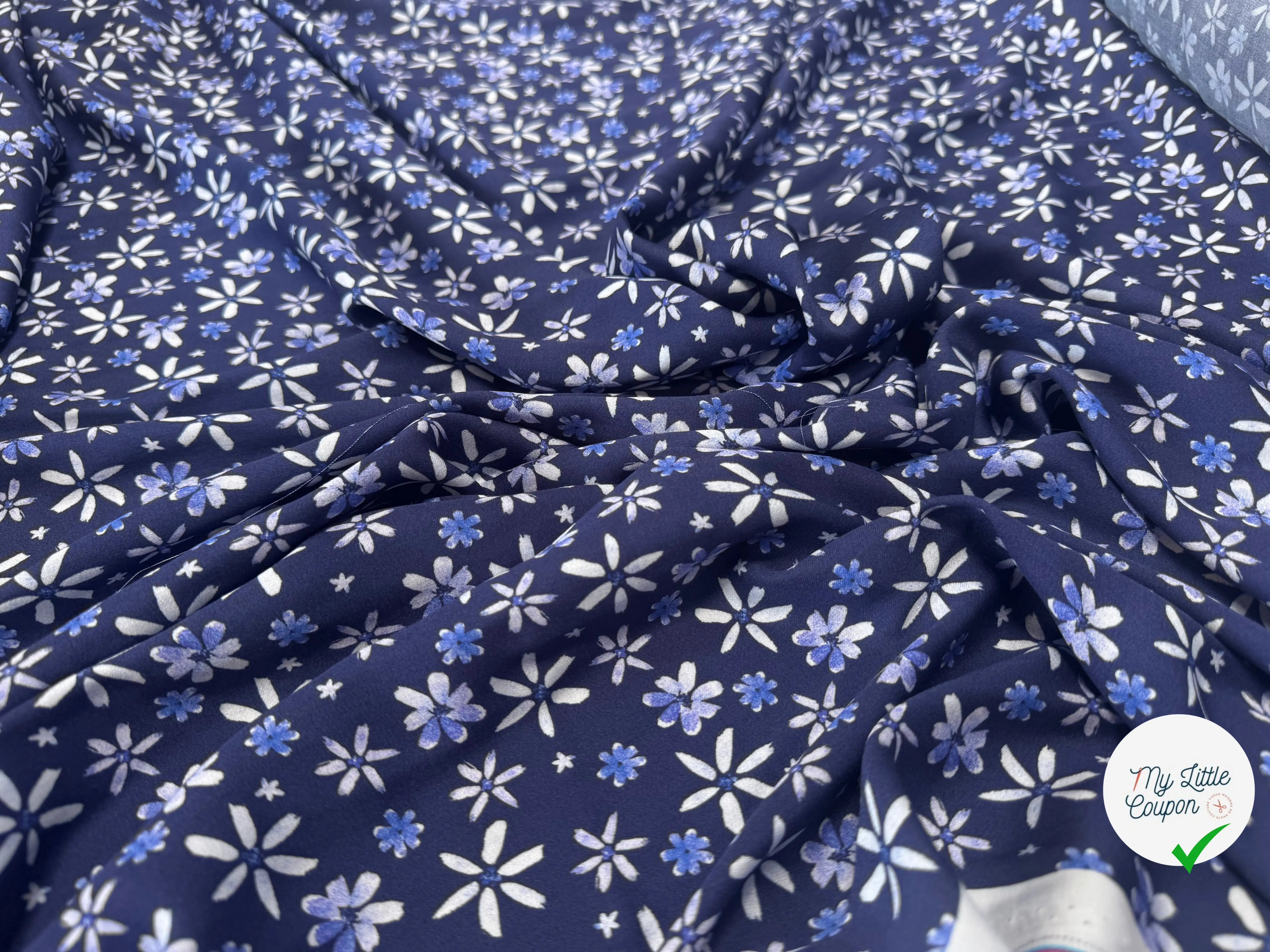 VISCOSE DOUCE TRES LEGEREMENT SATINEE PRINT FLEURS SUR FOND BLEU - My Little Coupon