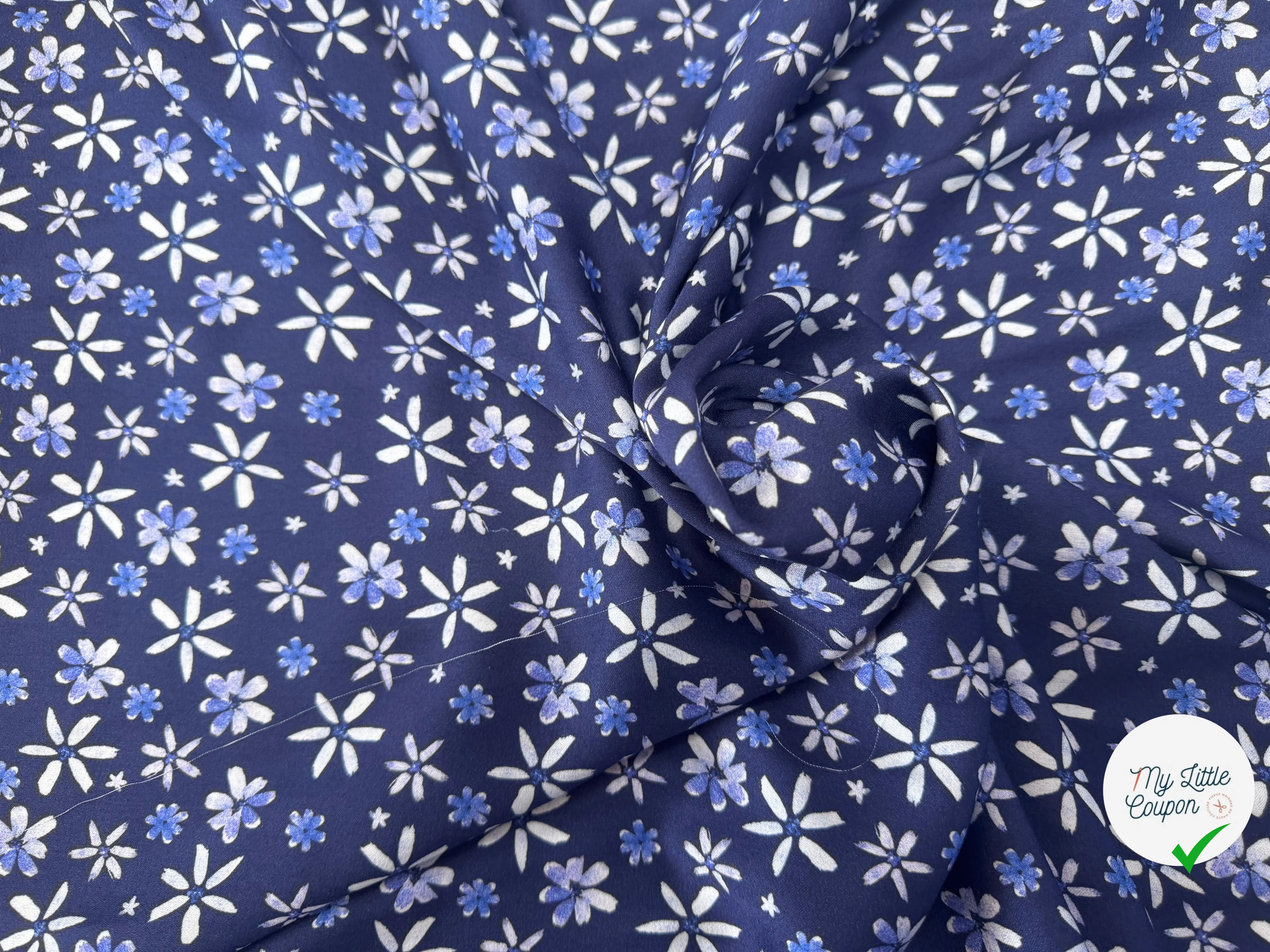 VISCOSE DOUCE TRES LEGEREMENT SATINEE PRINT FLEURS SUR FOND BLEU - My Little Coupon