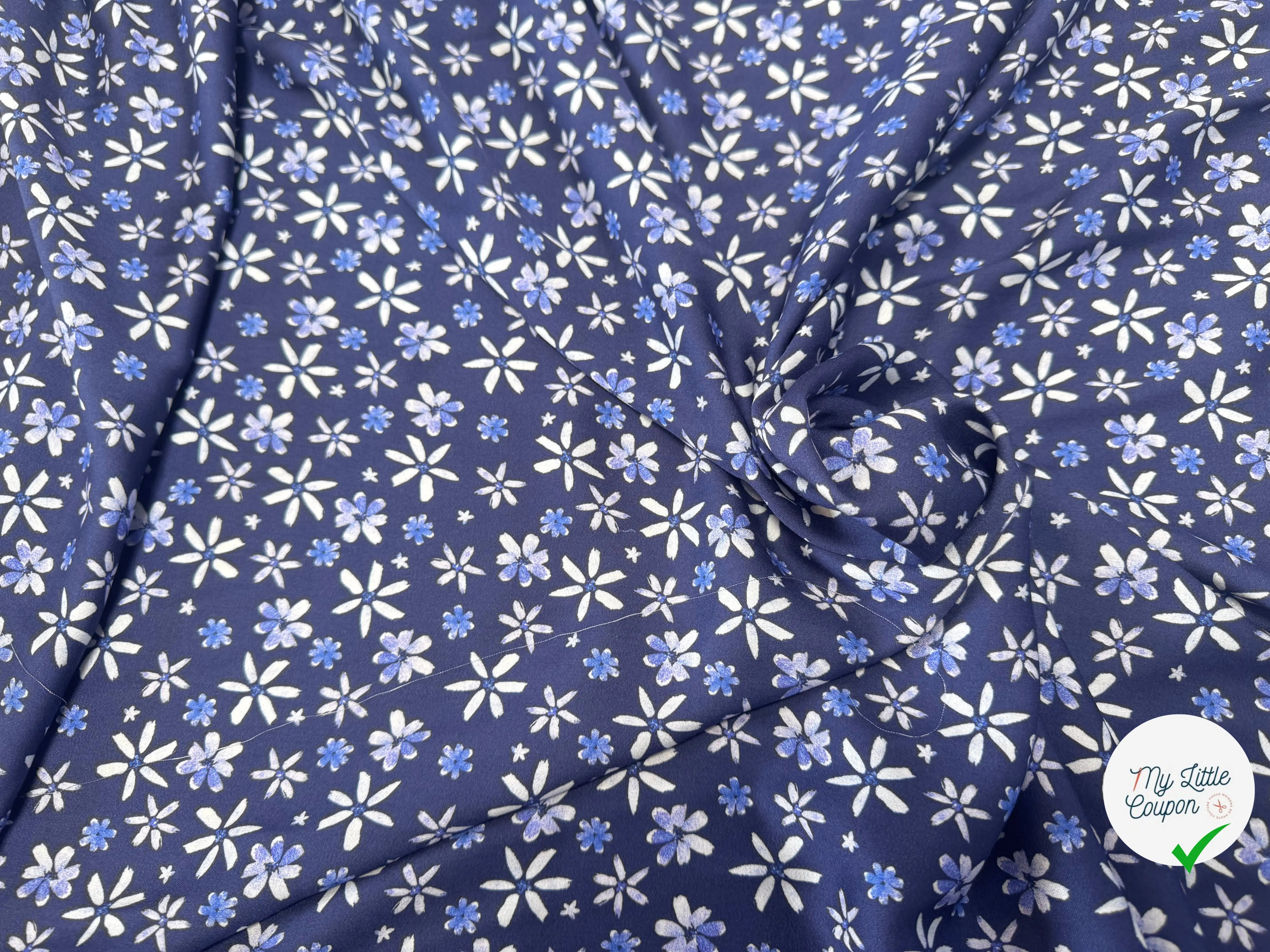 VISCOSE DOUCE TRES LEGEREMENT SATINEE PRINT FLEURS SUR FOND BLEU - My Little Coupon