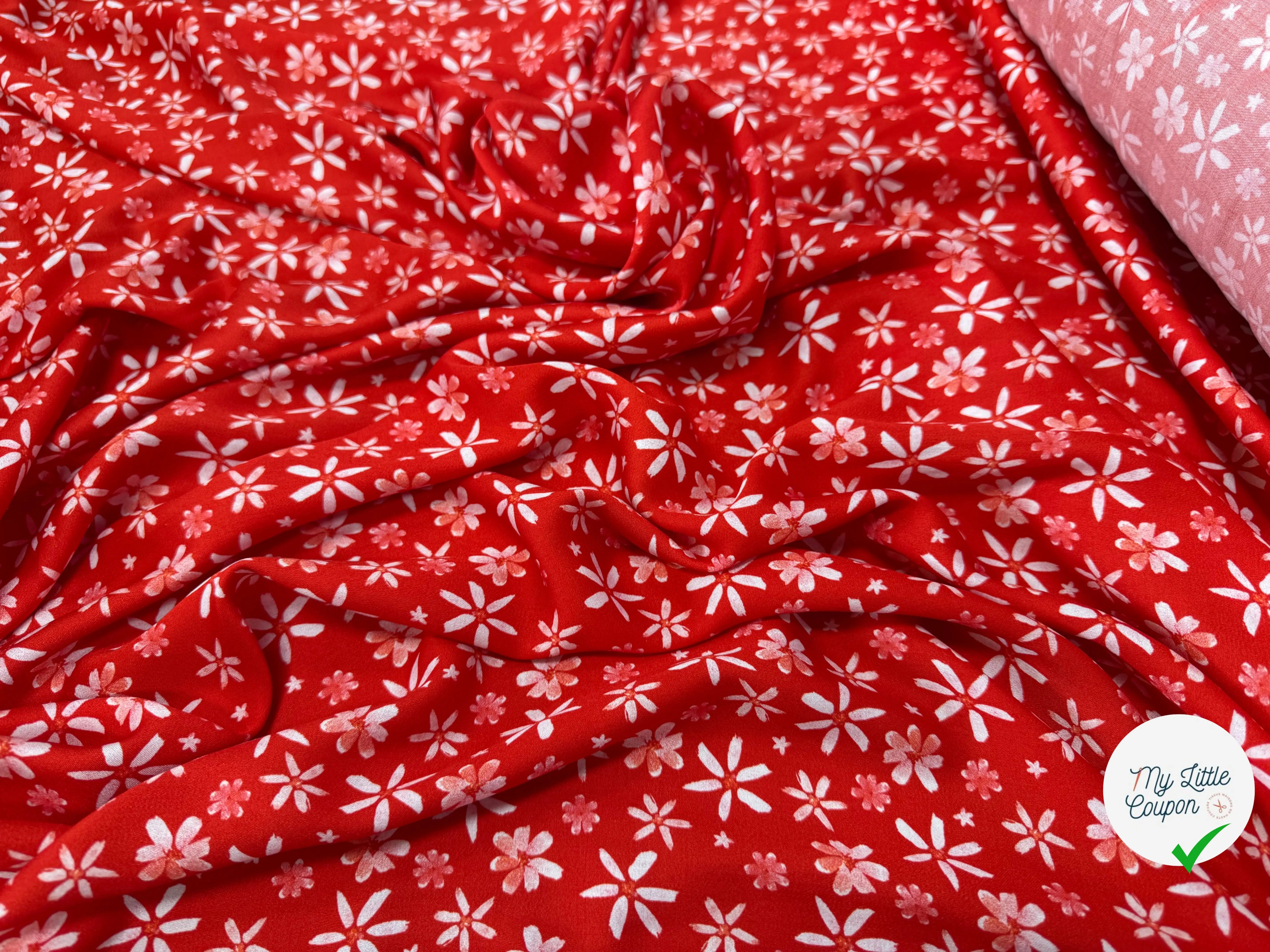 VISCOSE DOUCE TRES LEGEREMENT SATINEE PRINT FLEURS SUR FOND ROUGE - My Little Coupon