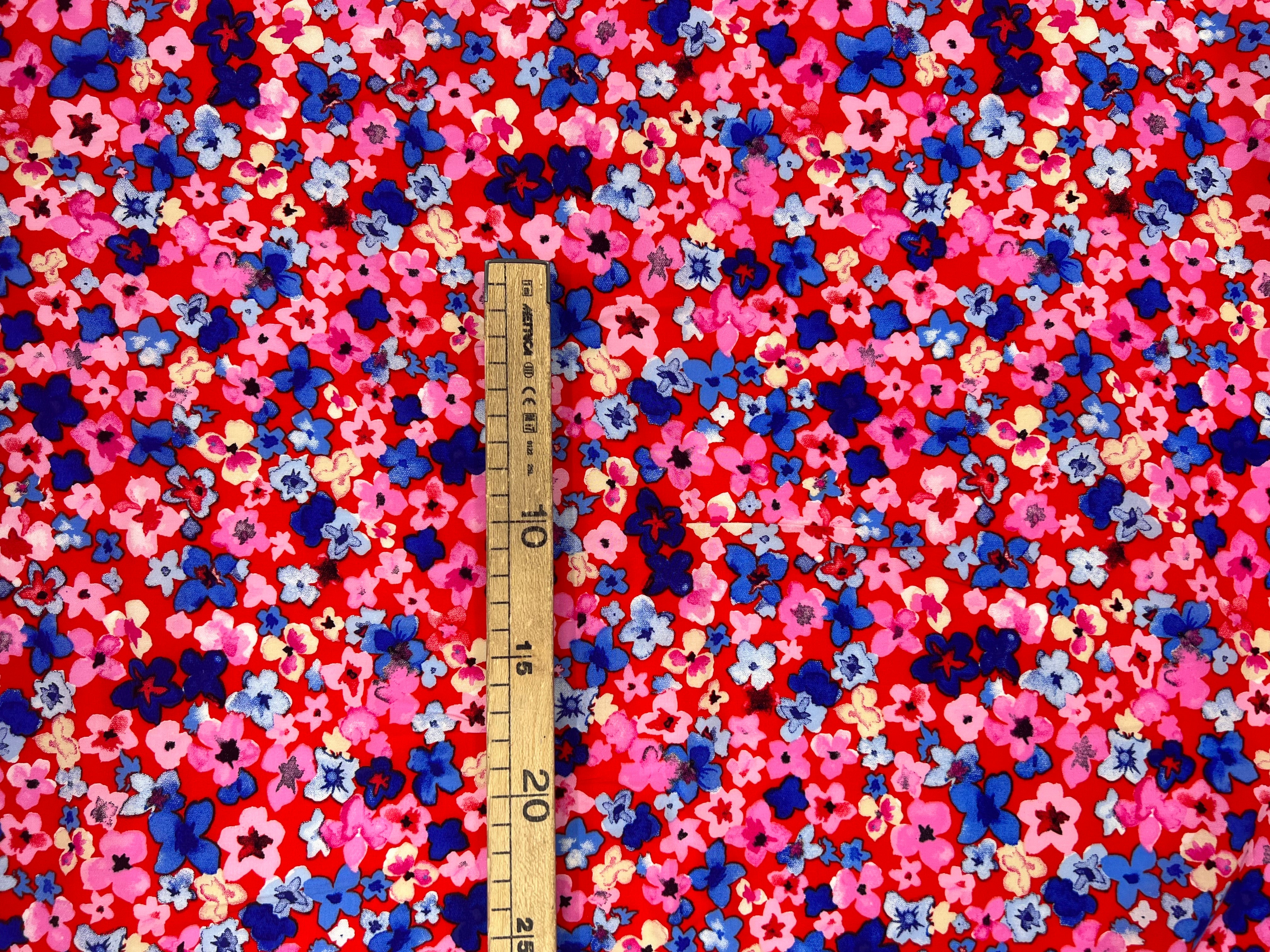 VISCOSE D'UNE MULTITUDE DE FLEURS FOND ROUGE MLC INTERN