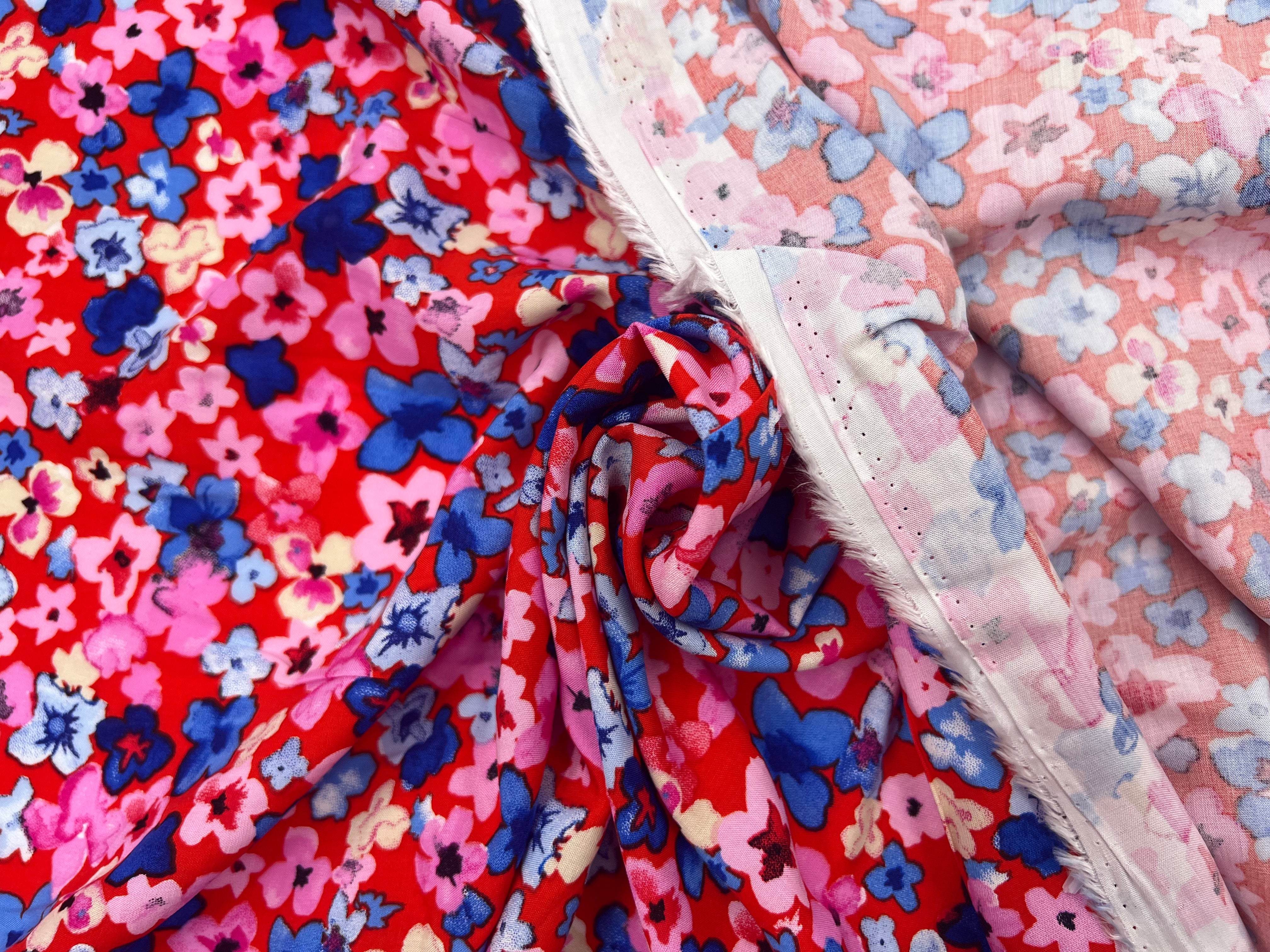 VISCOSE D'UNE MULTITUDE DE FLEURS FOND ROUGE MLC INTERN