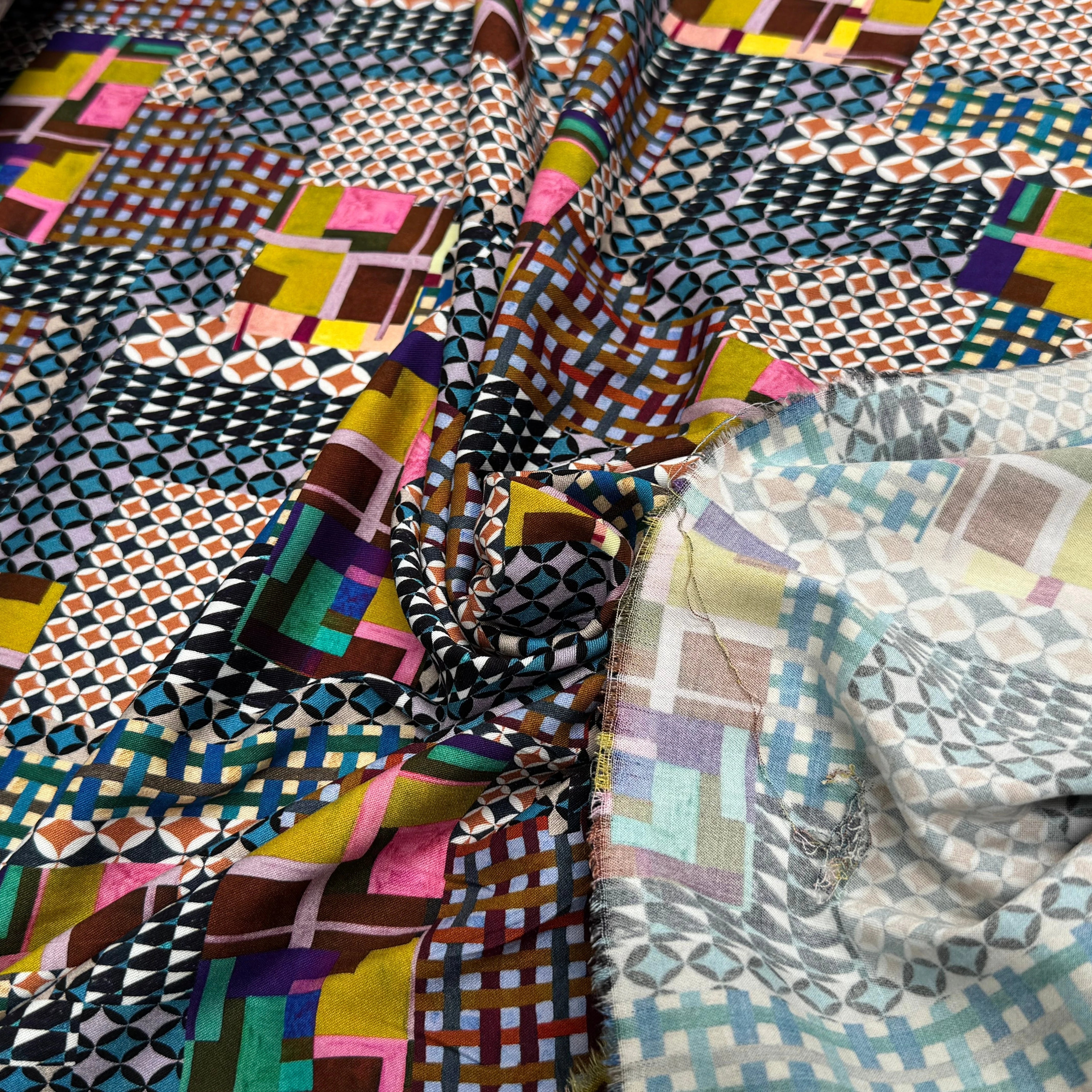 VISCOSE ÉLASTHANNE IMPRIMÉ MOSAÏQUE PUNGI TOPO MOSAIQUE - My Little Coupon