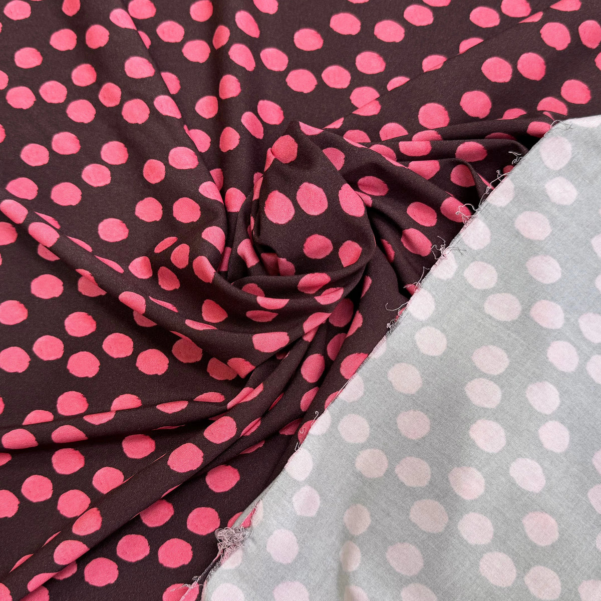 VISCOSE ÉLASTHANNE IMPRIMÉ POIS ROSES FOND MARRON - My Little Coupon