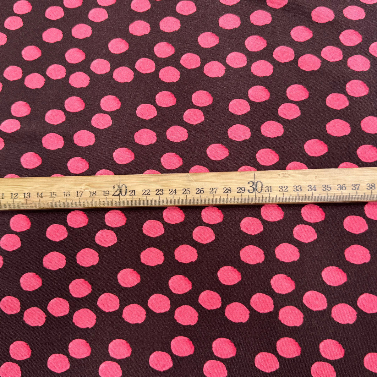 VISCOSE ÉLASTHANNE IMPRIMÉ POIS ROSES FOND MARRON - My Little Coupon
