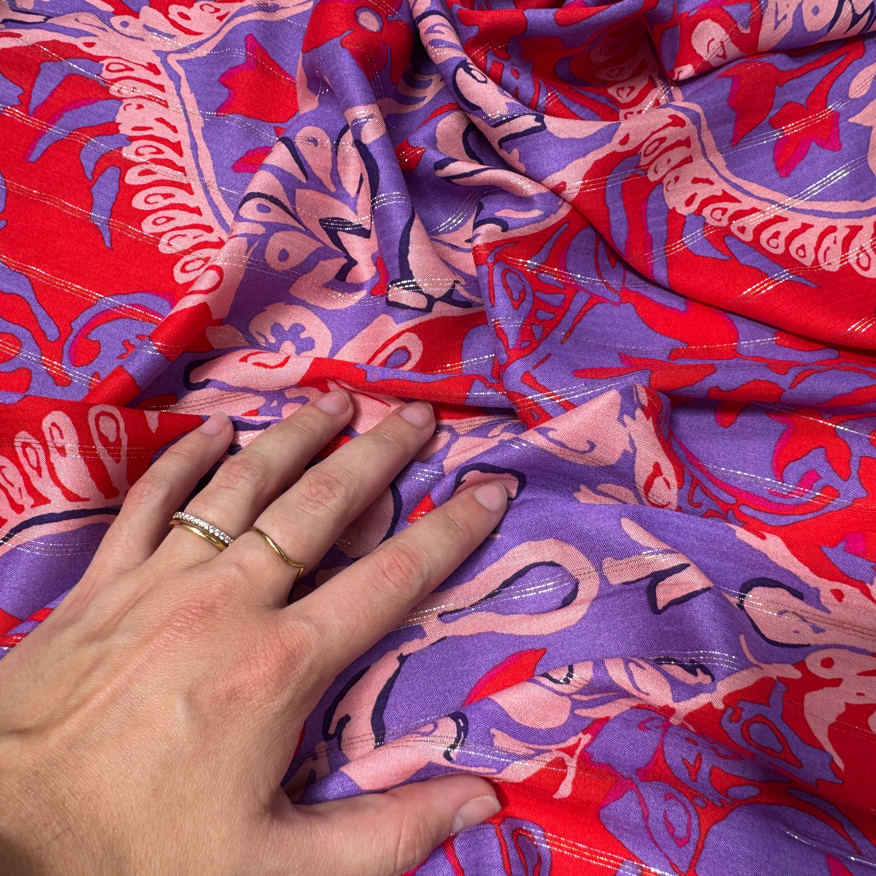 VISCOSE FIL ARGENTÉ FOND VIOLET MOTIFS ROUGE - My Little Coupon