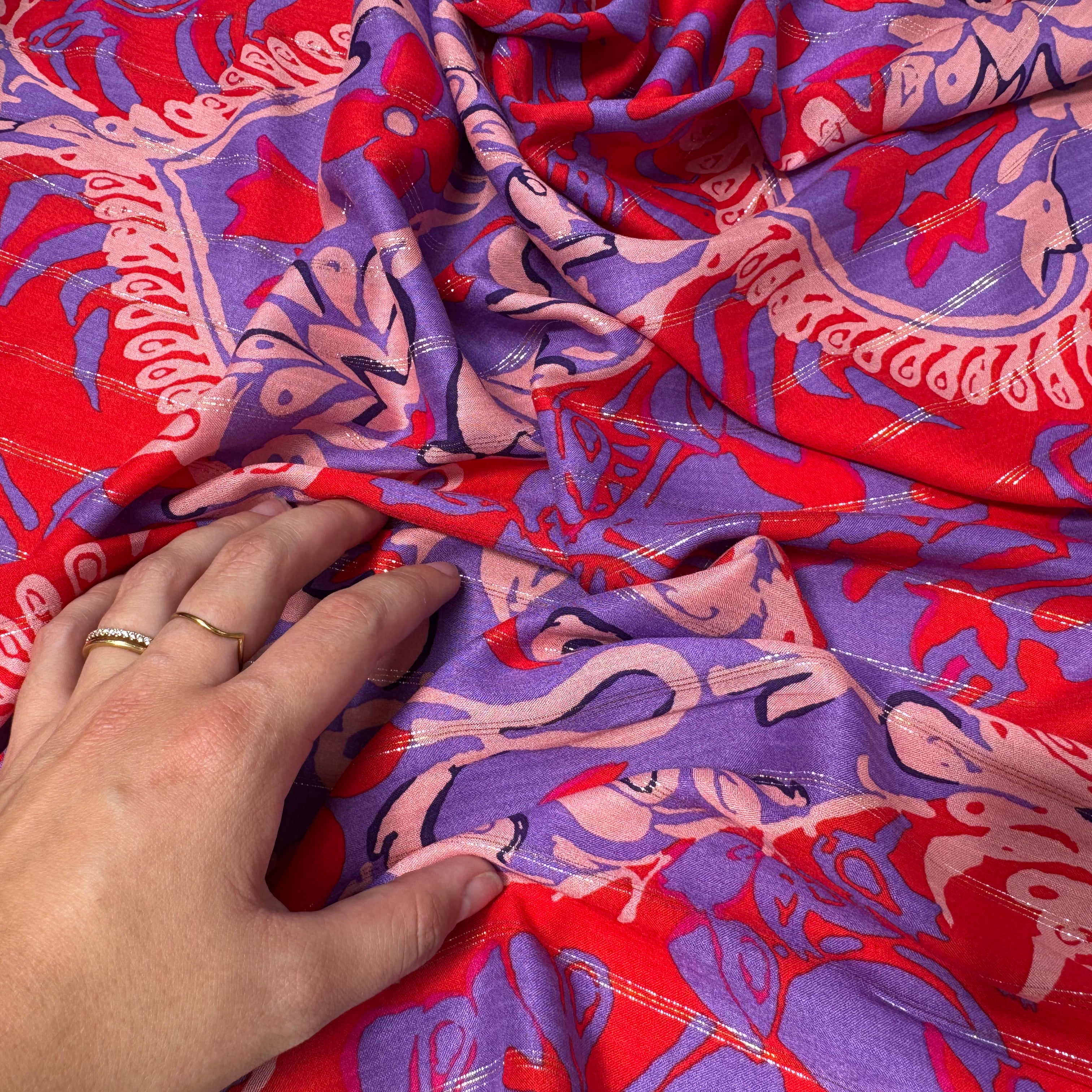 VISCOSE FIL ARGENTÉ FOND VIOLET MOTIFS ROUGE - My Little Coupon