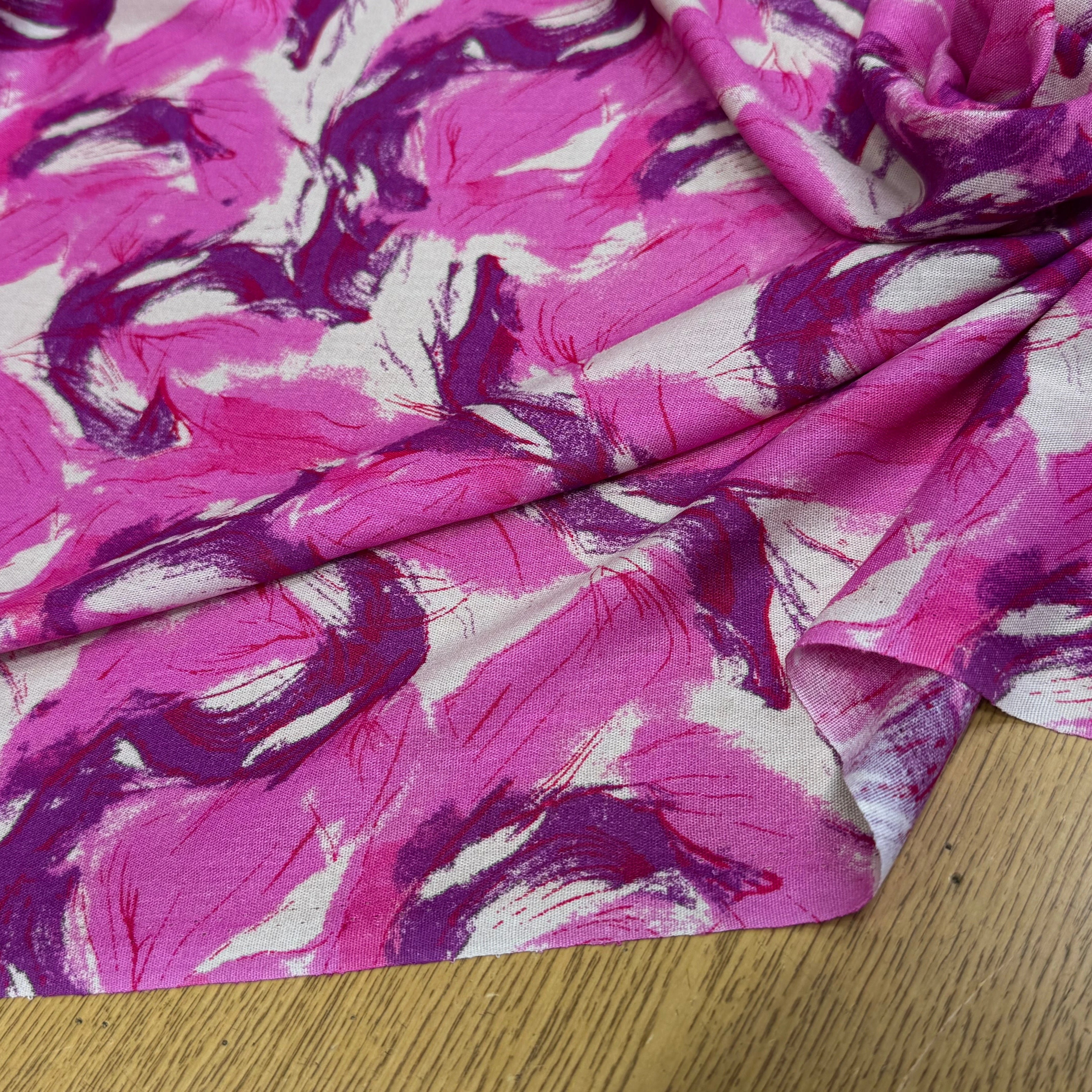 VISCOSE FLUIDE FOND BEIGE IMPRIMÉE TOURBILLON ROSE VIOLET - My Little Coupon