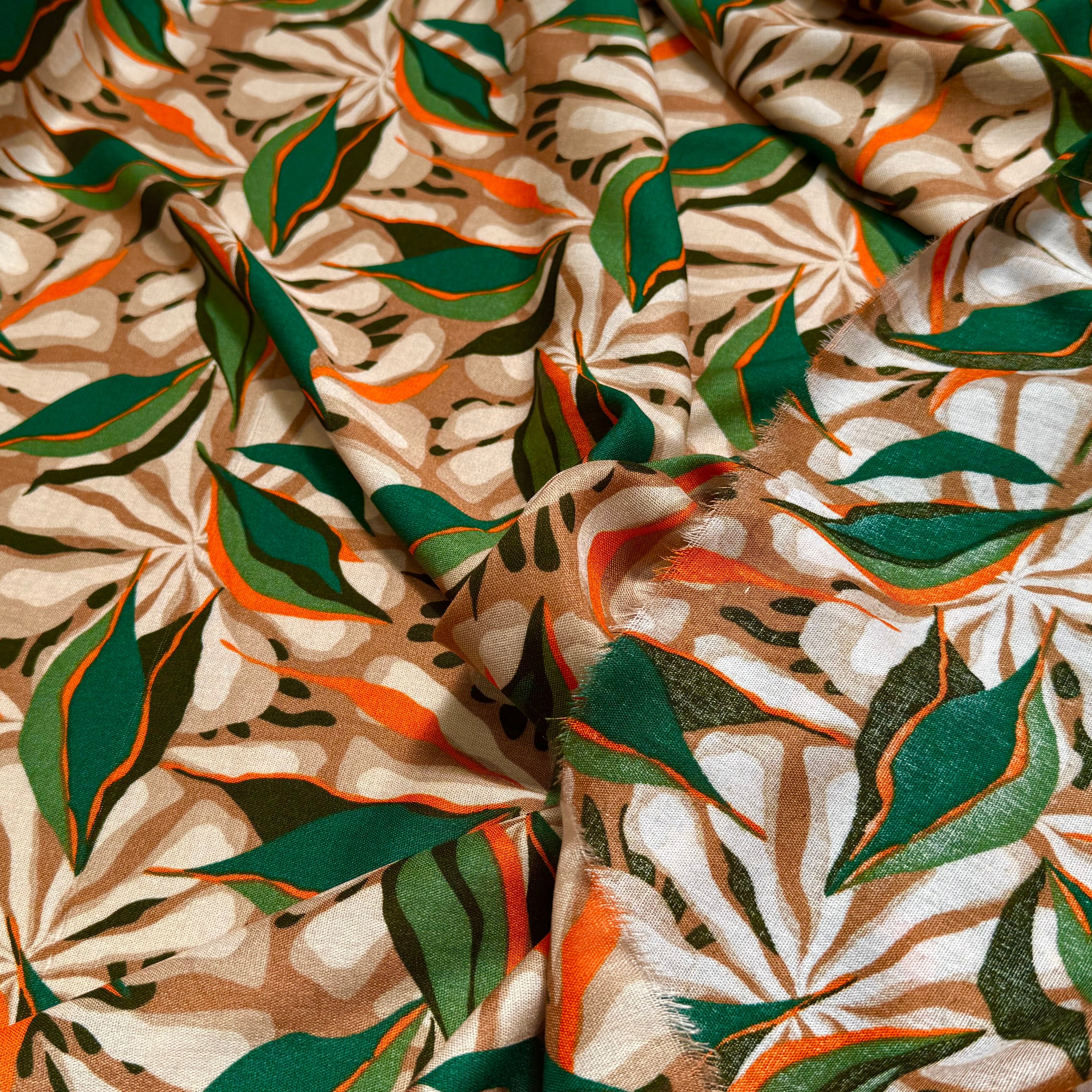 VISCOSE FLUIDE FOND BEIGE MOTIFS FEUILLAGES VERT ORANGE - My Little Coupon