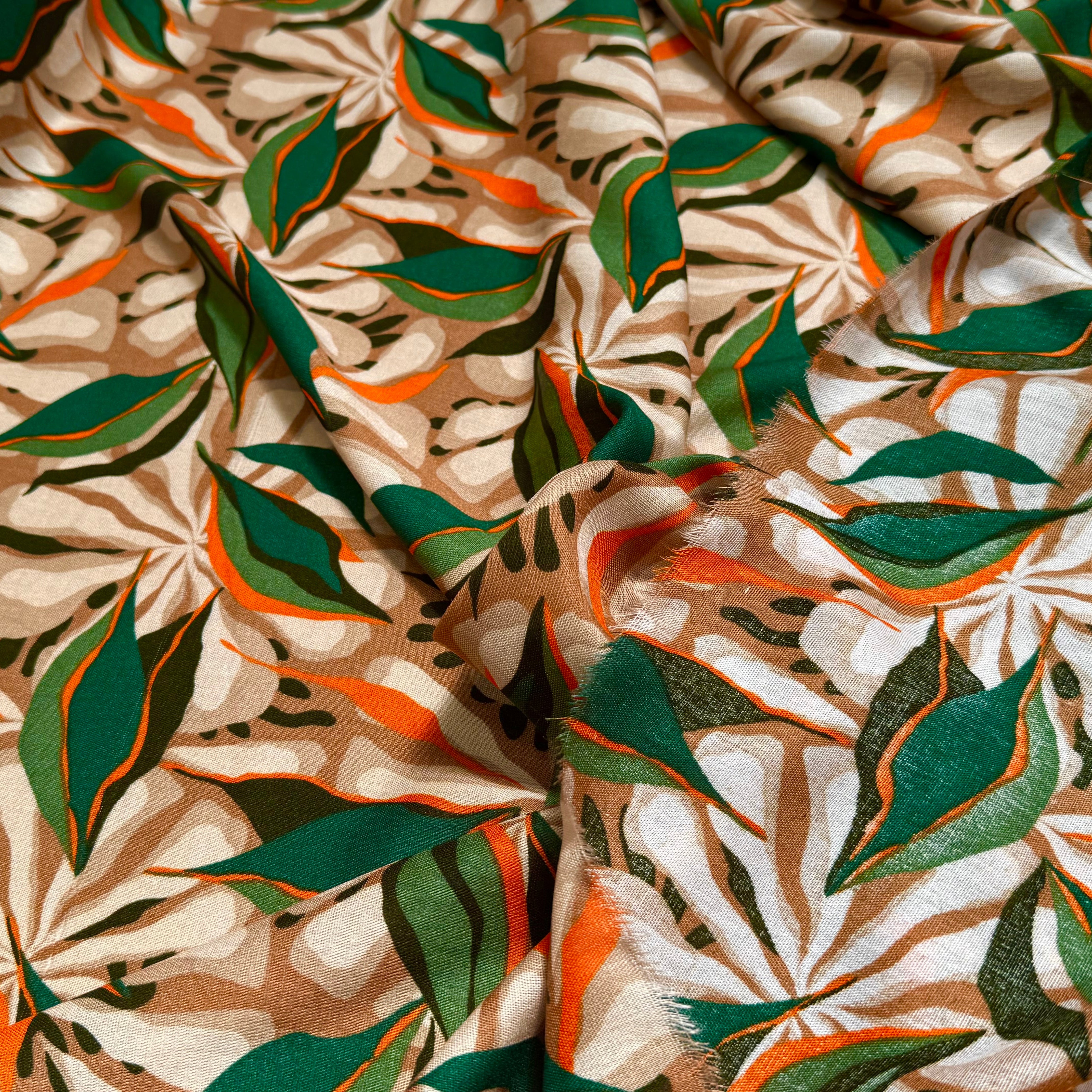 VISCOSE FLUIDE FOND BEIGE MOTIFS FEUILLAGES VERT ORANGE - My Little Coupon