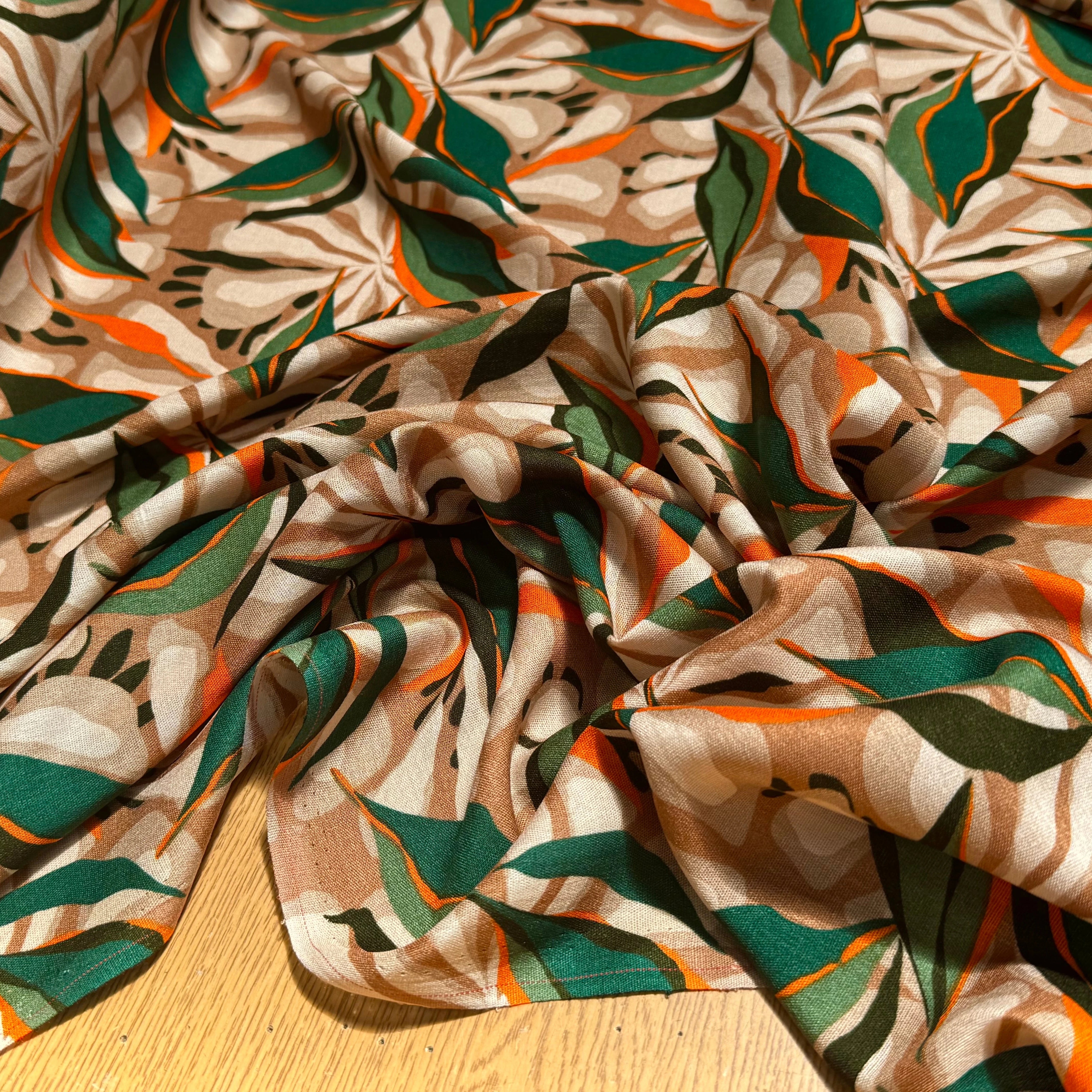 VISCOSE FLUIDE FOND BEIGE MOTIFS FEUILLAGES VERT ORANGE - My Little Coupon