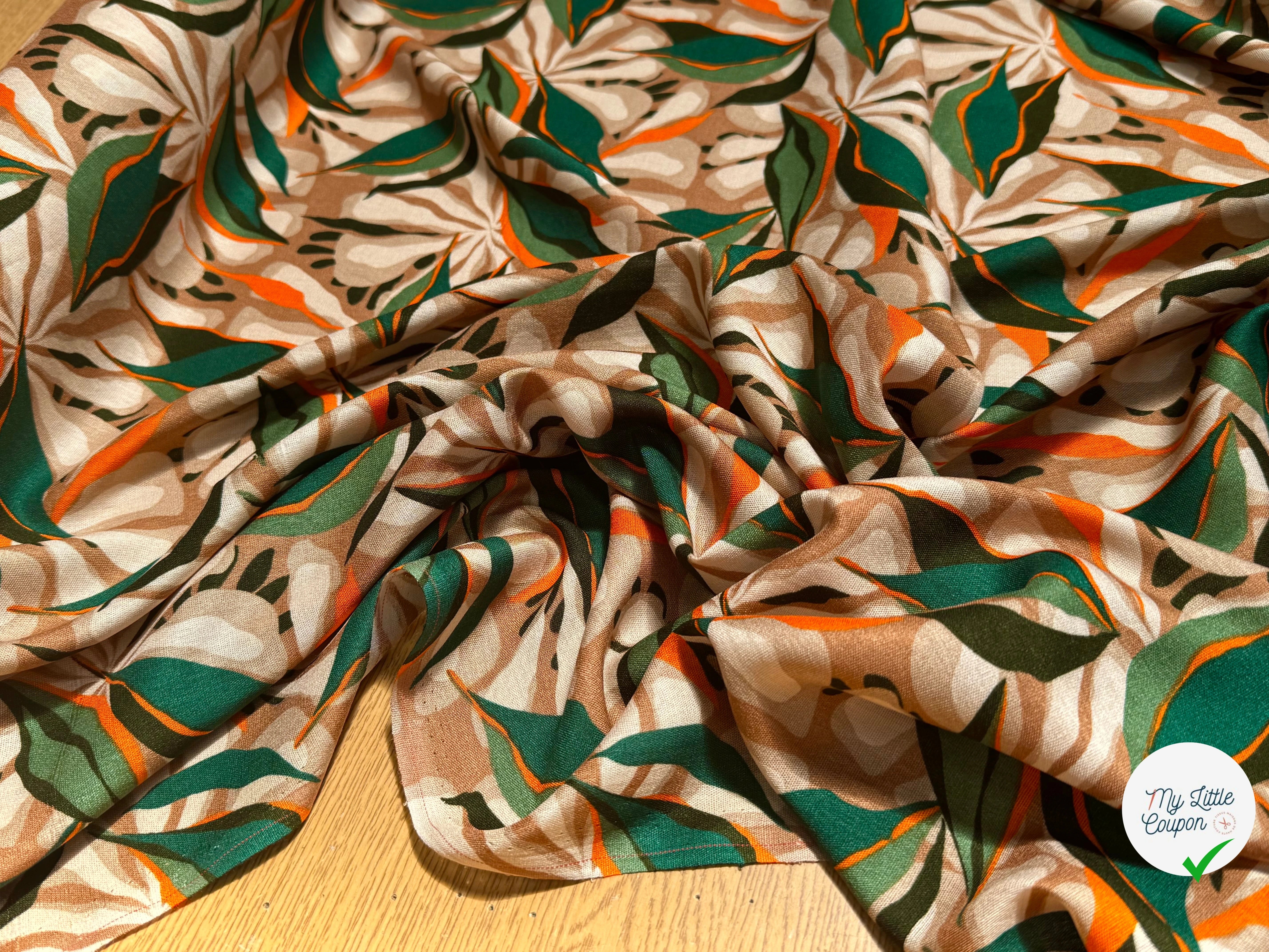 VISCOSE FLUIDE FOND BEIGE MOTIFS FEUILLAGES VERT ORANGE - My Little Coupon